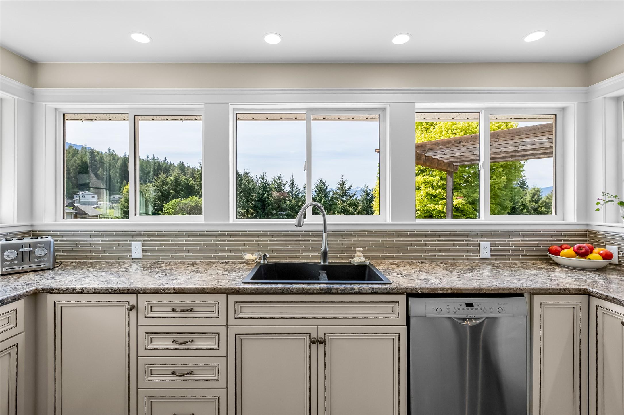 3609 Masuch Road, Creston, BC - Indoor Photo Showing Kitchen With Upgraded Kitchen