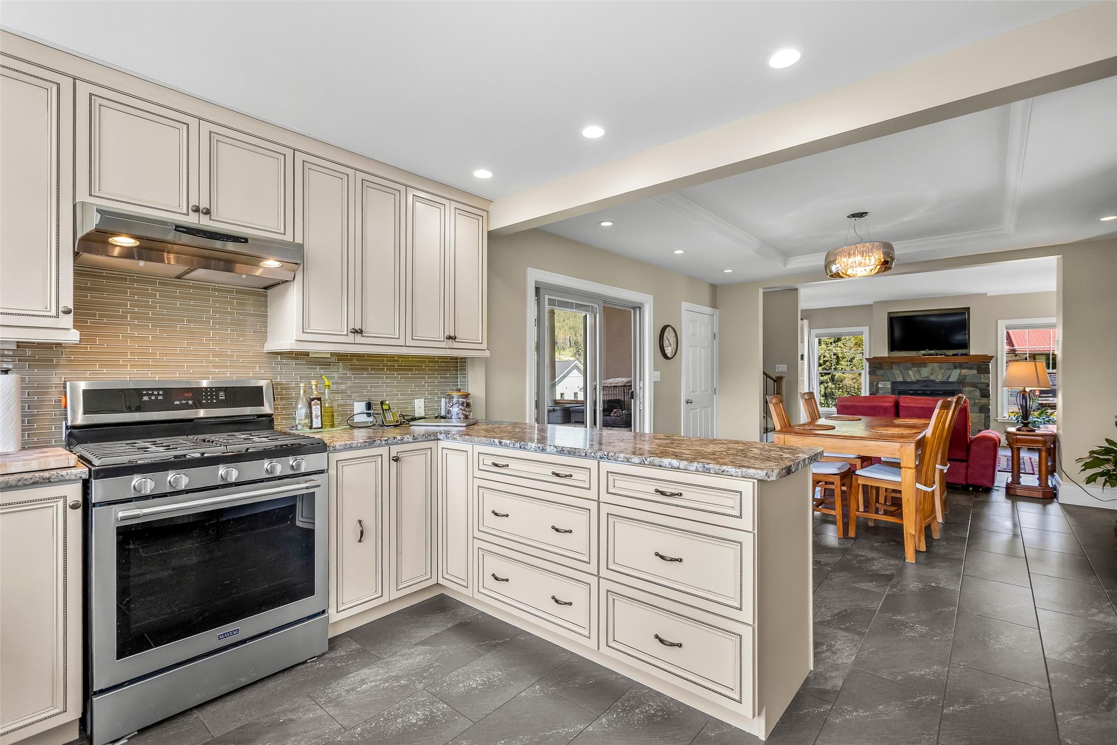 3609 Masuch Road, Creston, BC - Indoor Photo Showing Kitchen
