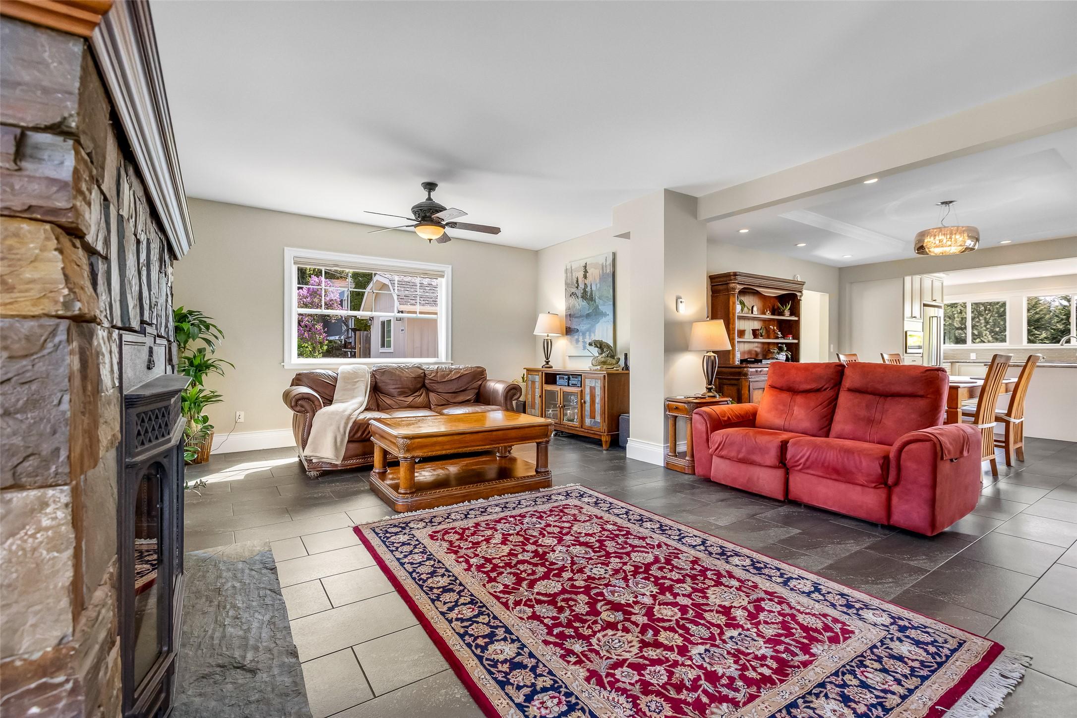 3609 Masuch Road, Creston, BC - Indoor Photo Showing Living Room