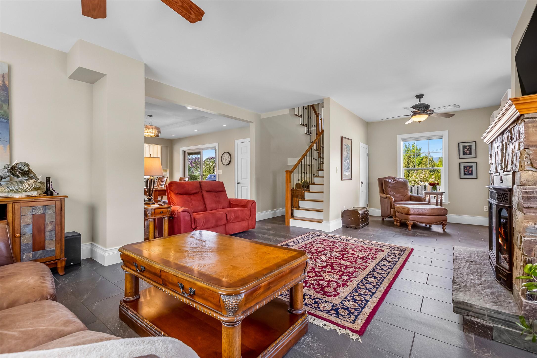 3609 Masuch Road, Creston, BC - Indoor Photo Showing Living Room