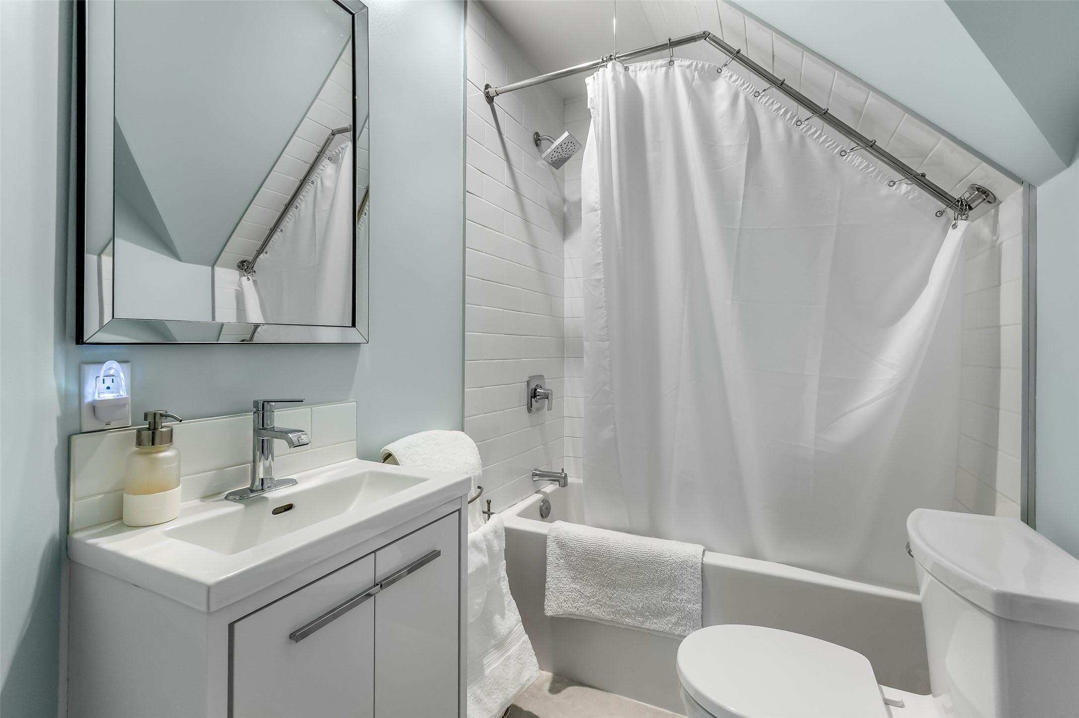 3609 Masuch Road, Creston, BC - Indoor Photo Showing Bathroom