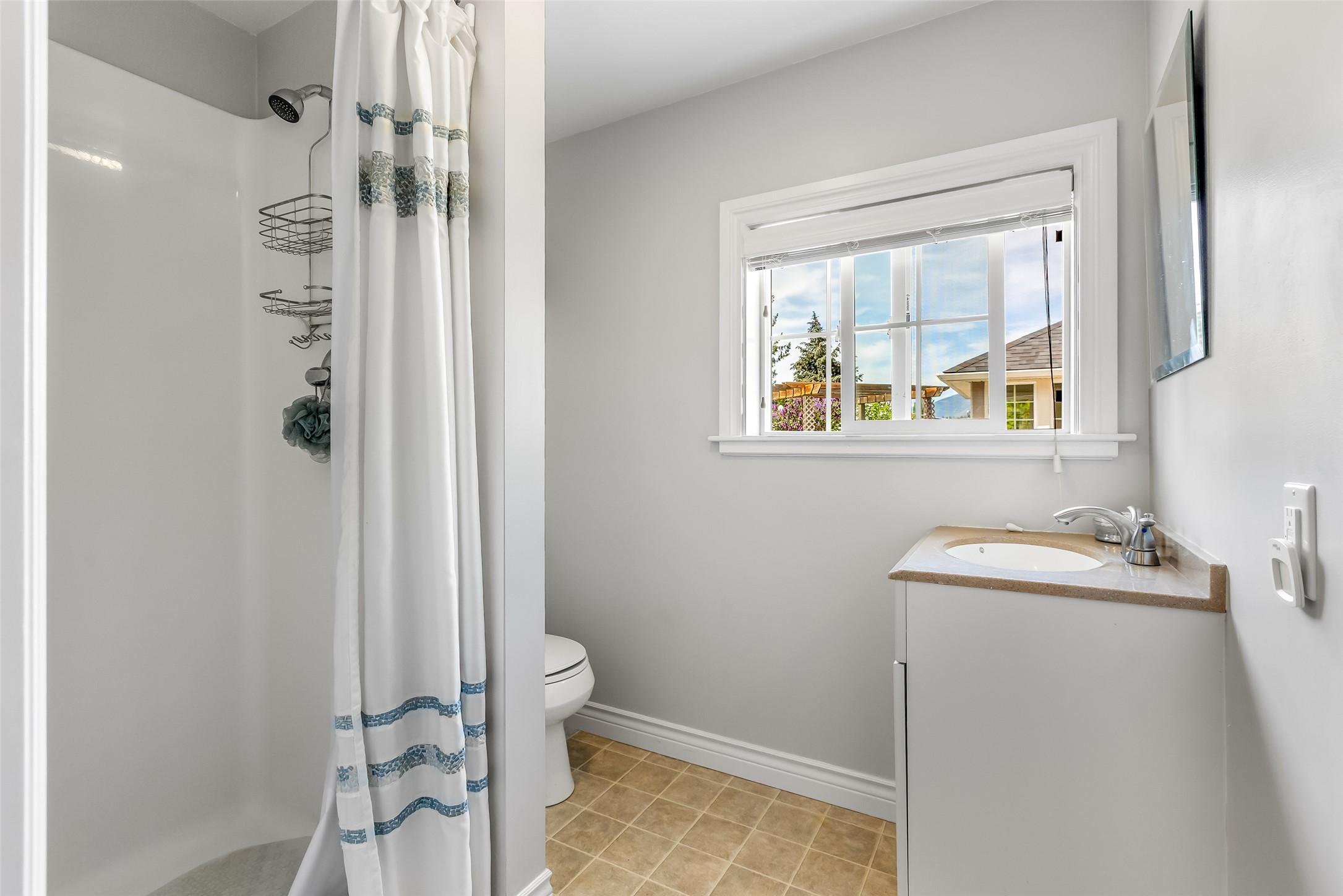 3609 Masuch Road, Creston, BC - Indoor Photo Showing Bathroom