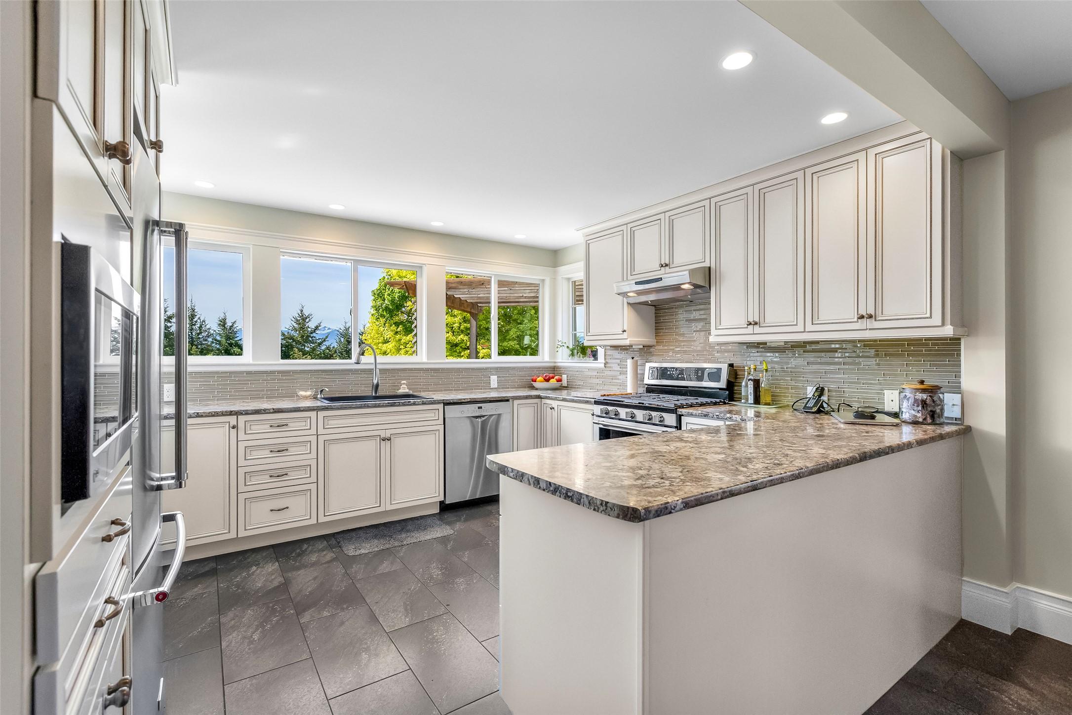 3609 Masuch Road, Creston, BC - Indoor Photo Showing Kitchen With Upgraded Kitchen