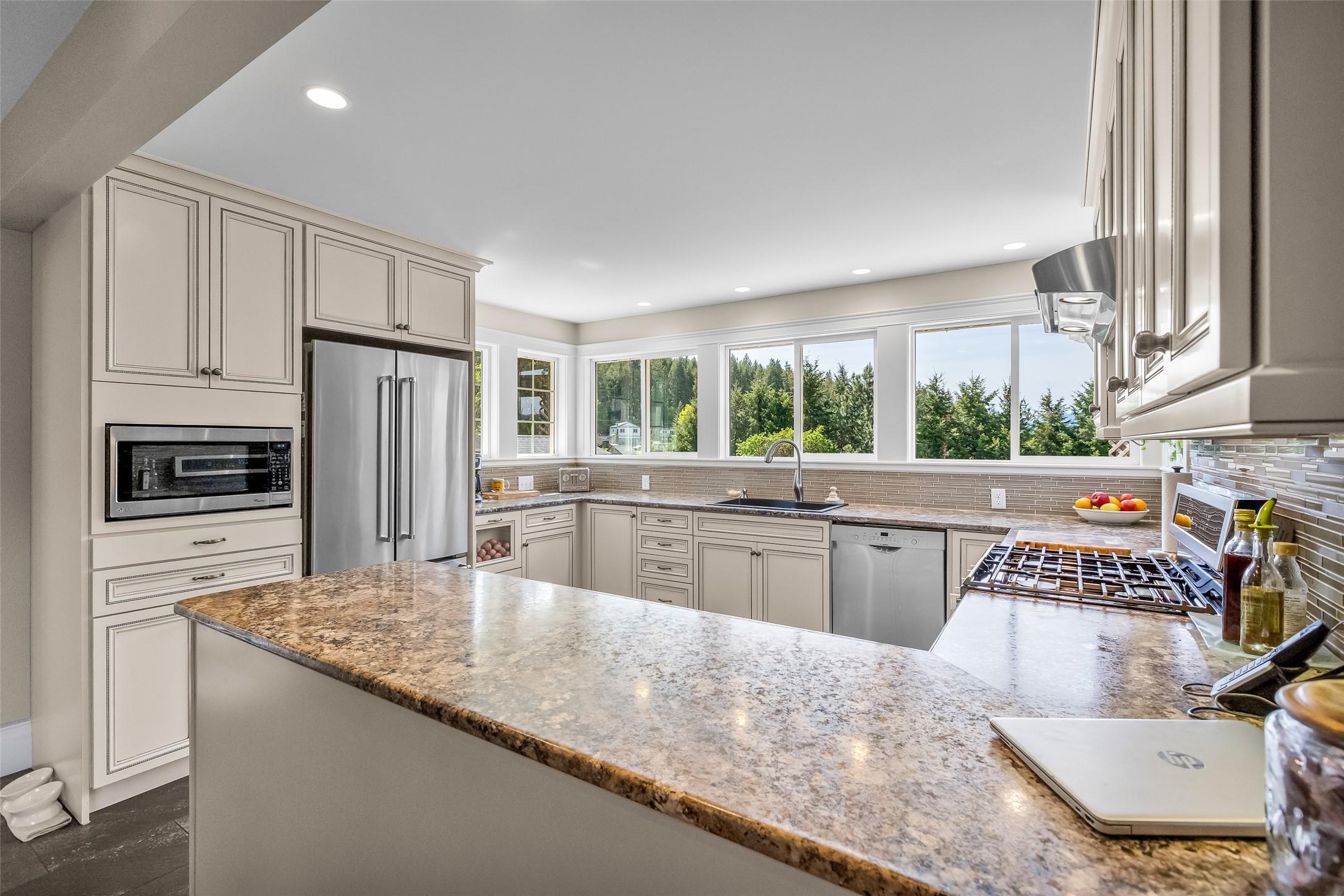 3609 Masuch Road, Creston, BC - Indoor Photo Showing Kitchen With Upgraded Kitchen