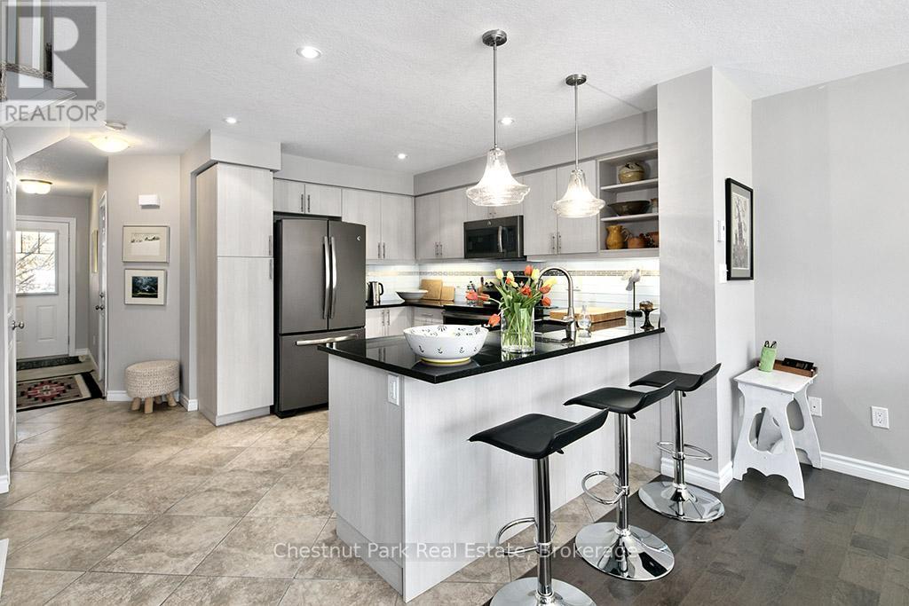 54 Conservation Way, Collingwood, ON - Indoor Photo Showing Kitchen With Stainless Steel Kitchen With Upgraded Kitchen