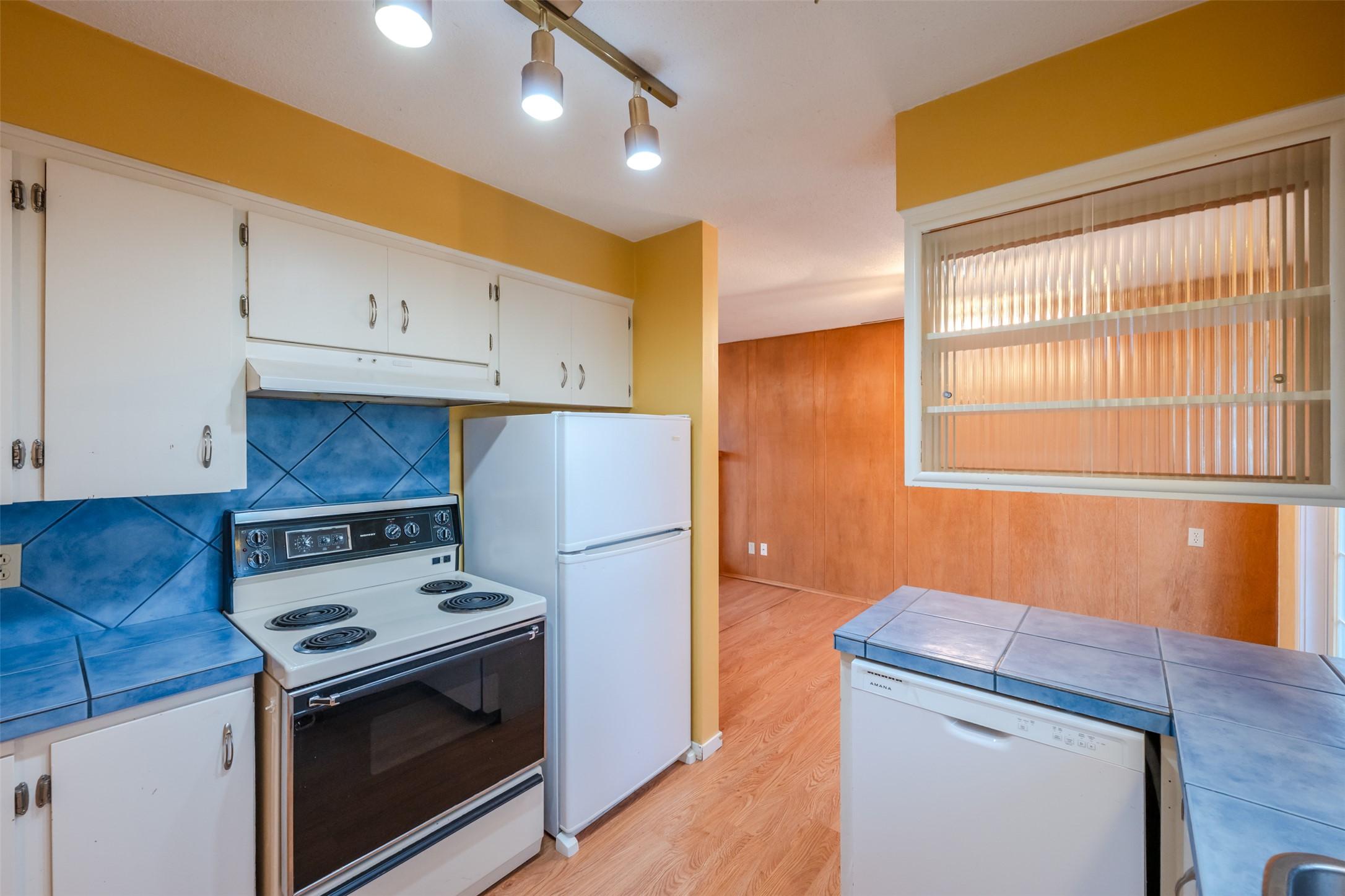 132 Secrest Place, Penticton, BC - Indoor Photo Showing Kitchen