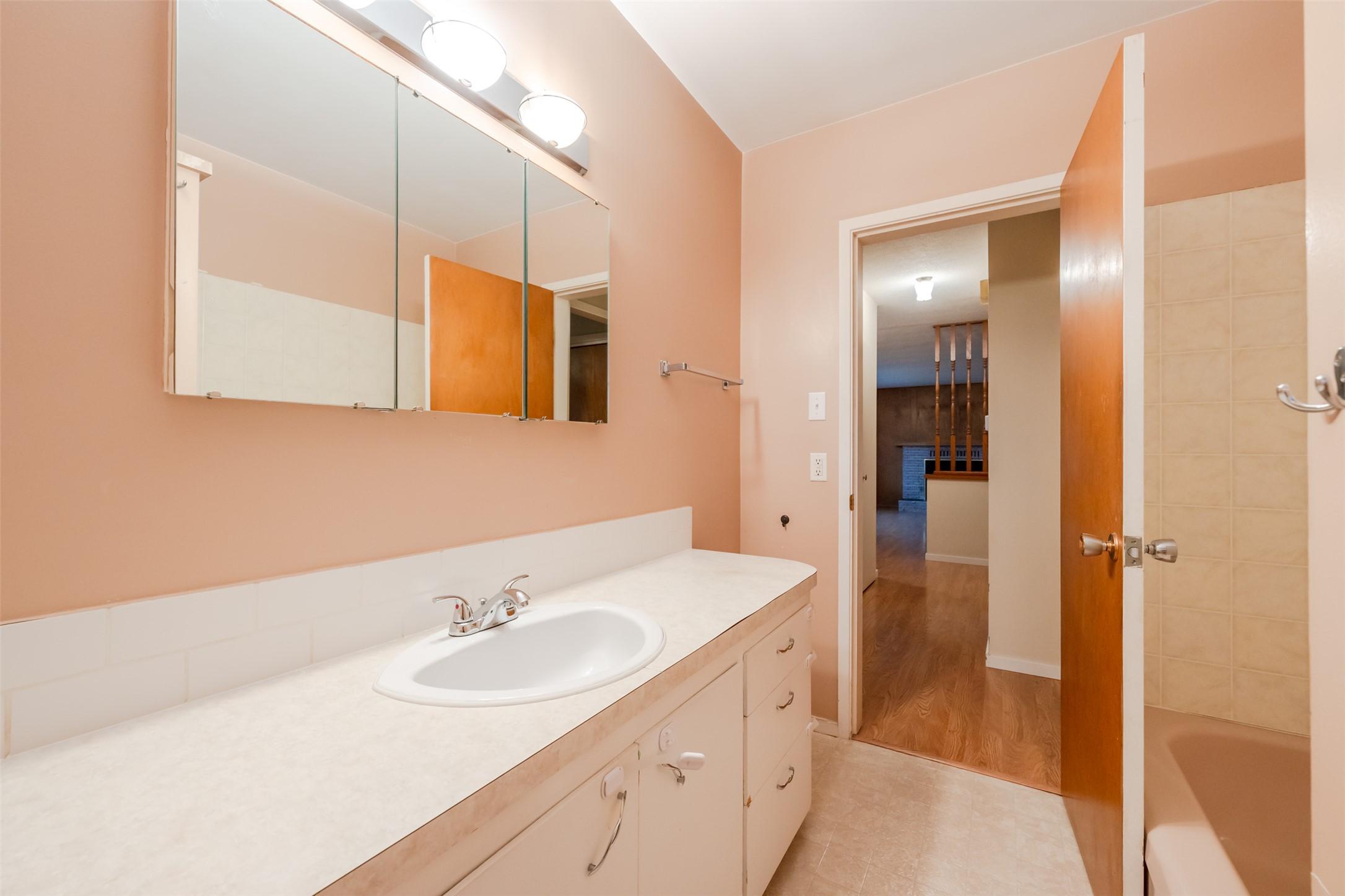 132 Secrest Place, Penticton, BC - Indoor Photo Showing Bathroom