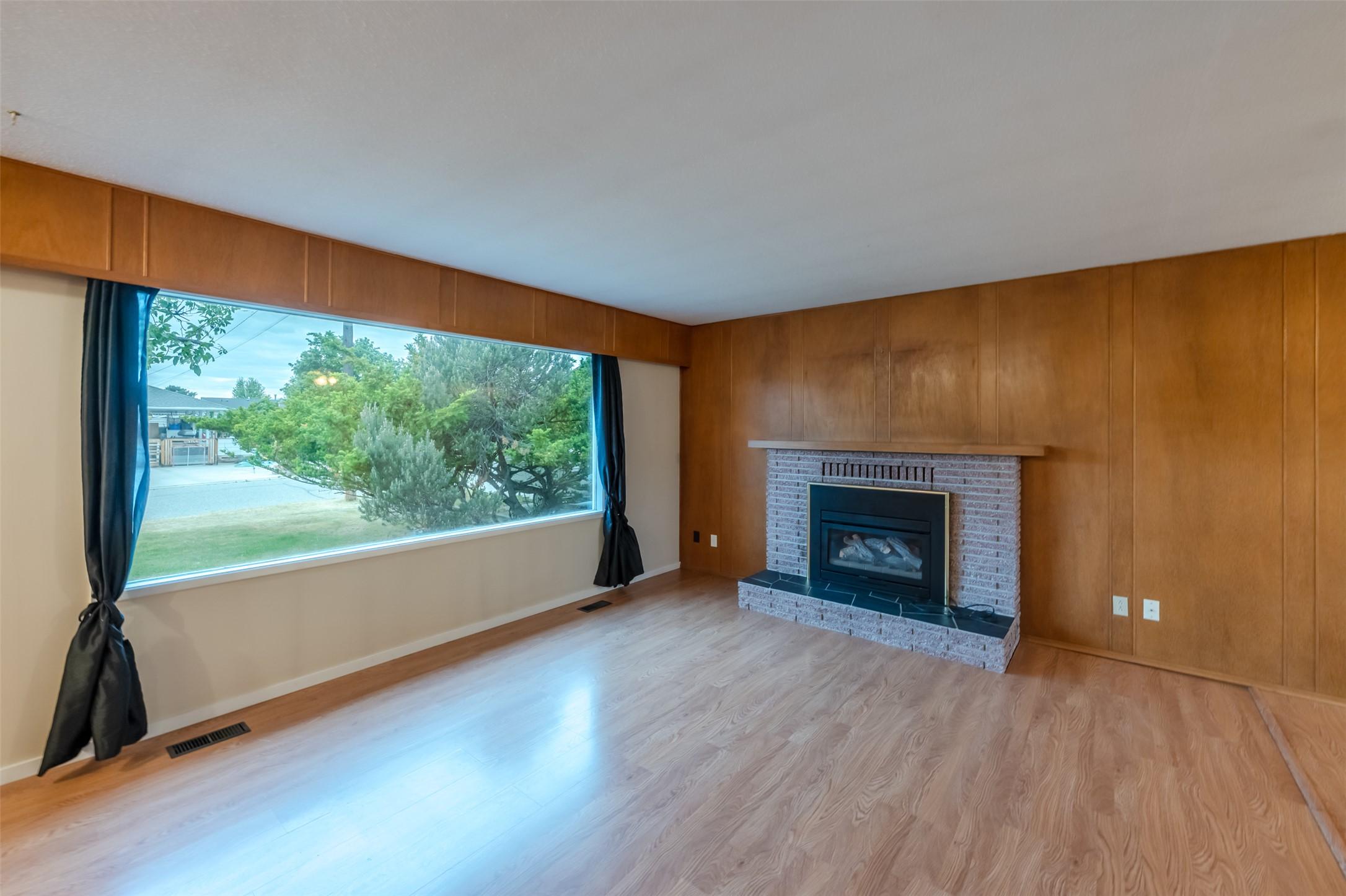 132 Secrest Place, Penticton, BC - Indoor Photo Showing Living Room With Fireplace