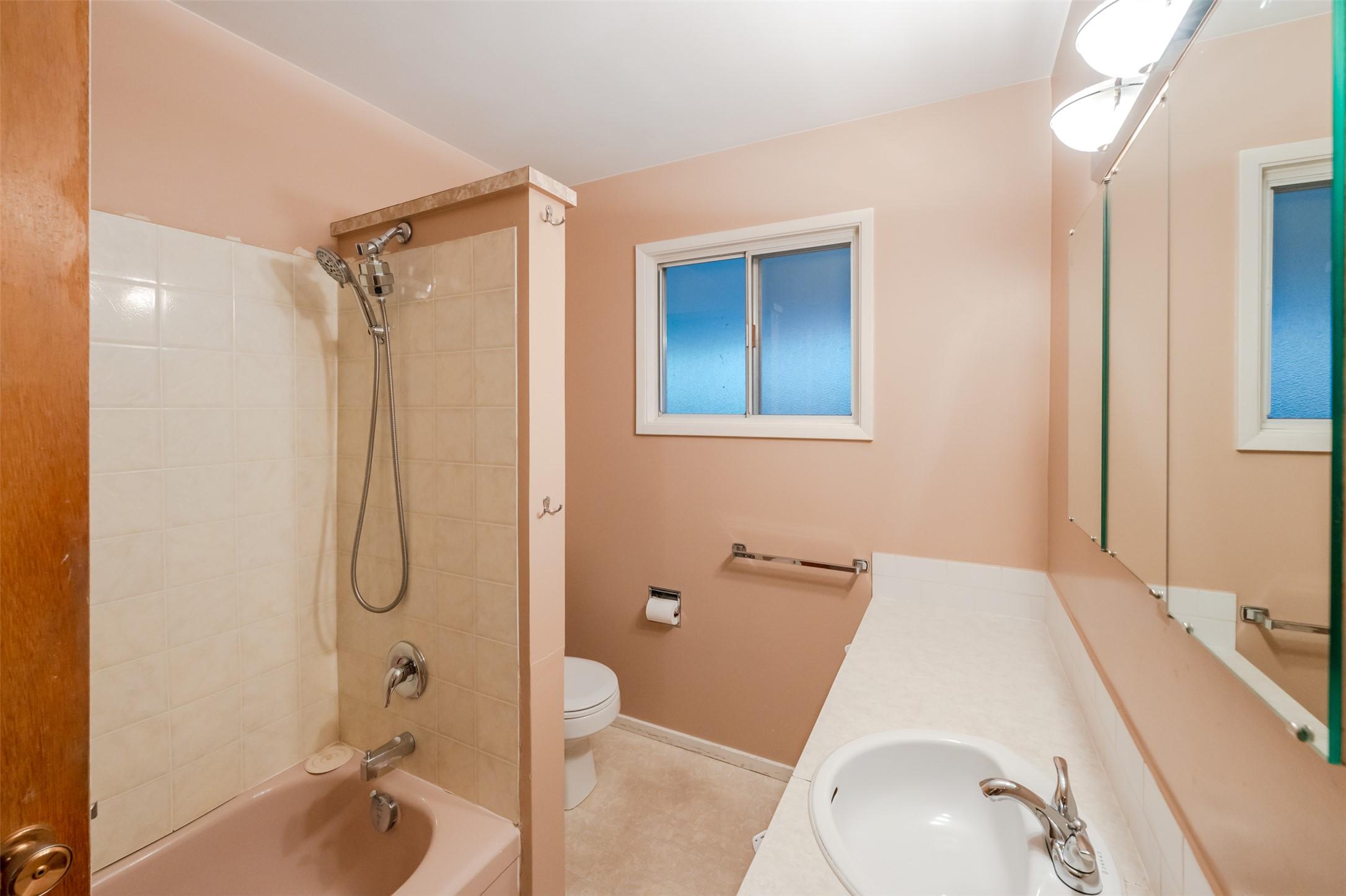 132 Secrest Place, Penticton, BC - Indoor Photo Showing Bathroom