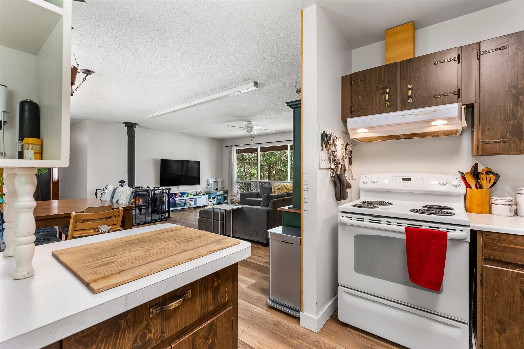 3988 Samuelson Road, Canyon, BC - Indoor Photo Showing Kitchen