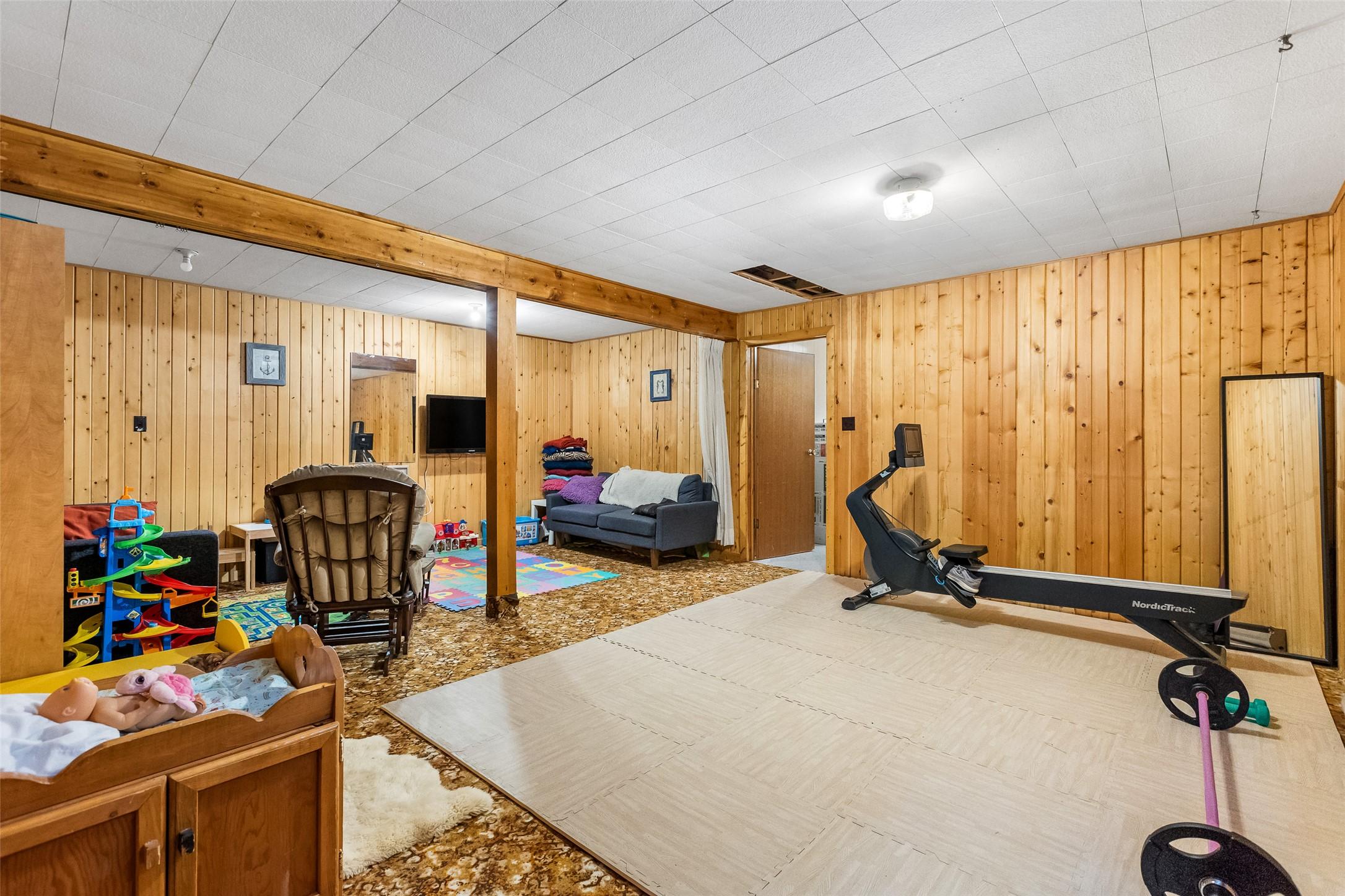 3988 Samuelson Road, Canyon, BC - Indoor Photo Showing Gym Room