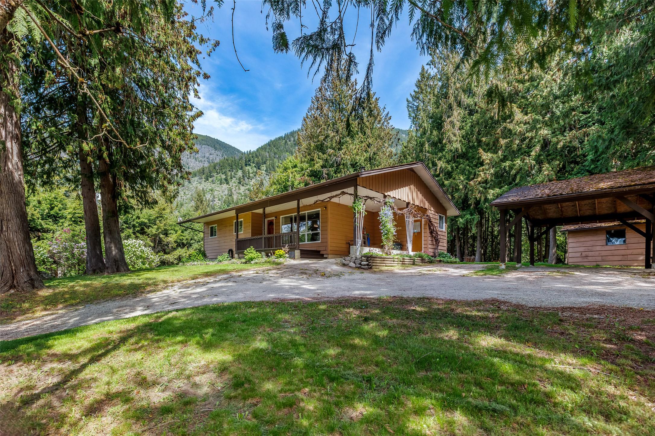 3988 Samuelson Road, Canyon, BC - Outdoor With Deck Patio Veranda