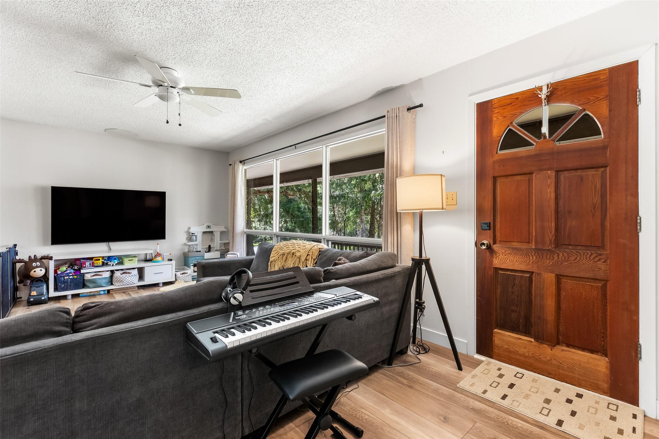 3988 Samuelson Road, Canyon, BC - Indoor Photo Showing Living Room
