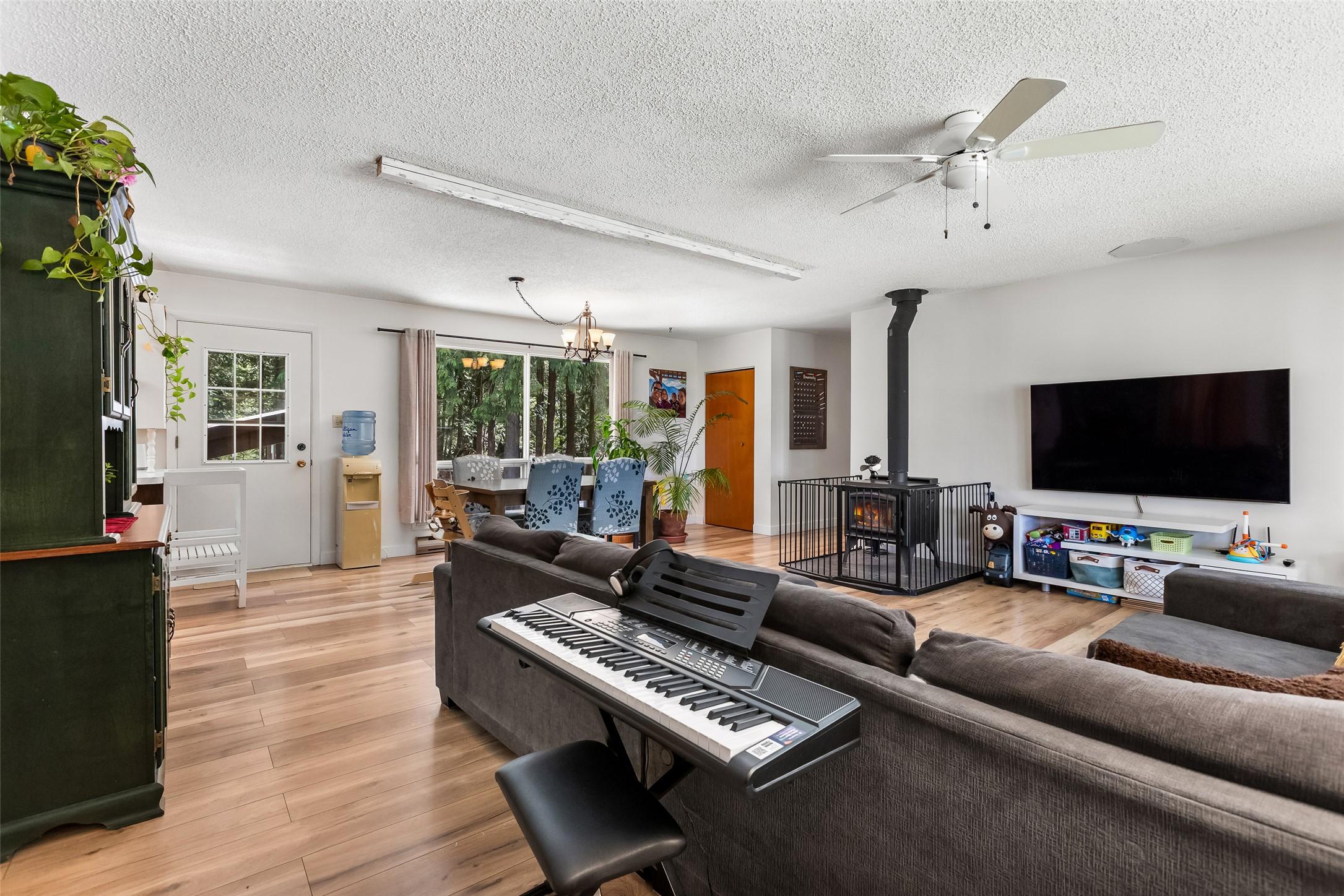 3988 Samuelson Road, Canyon, BC - Indoor Photo Showing Living Room