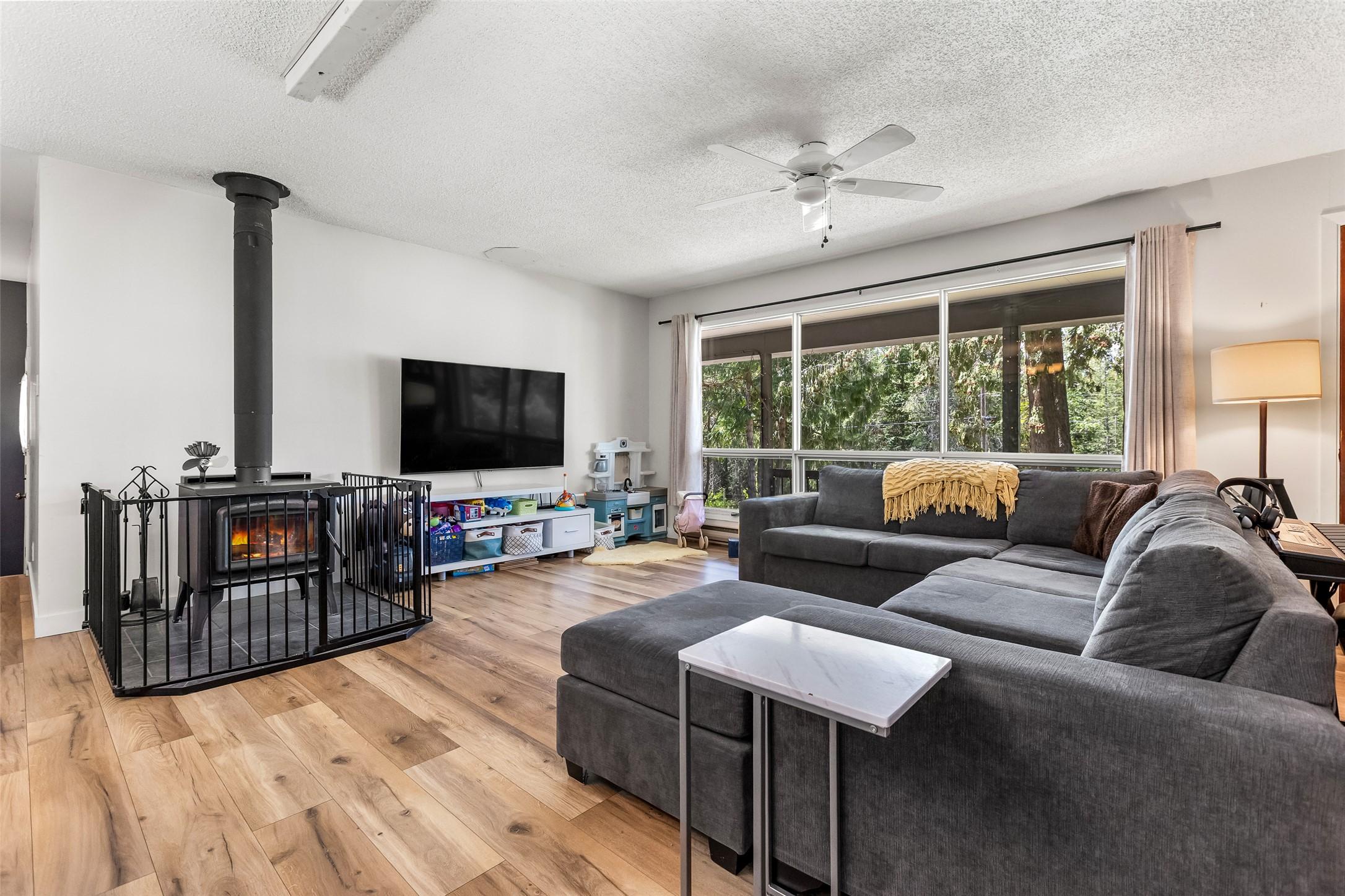 3988 Samuelson Road, Canyon, BC - Indoor Photo Showing Living Room