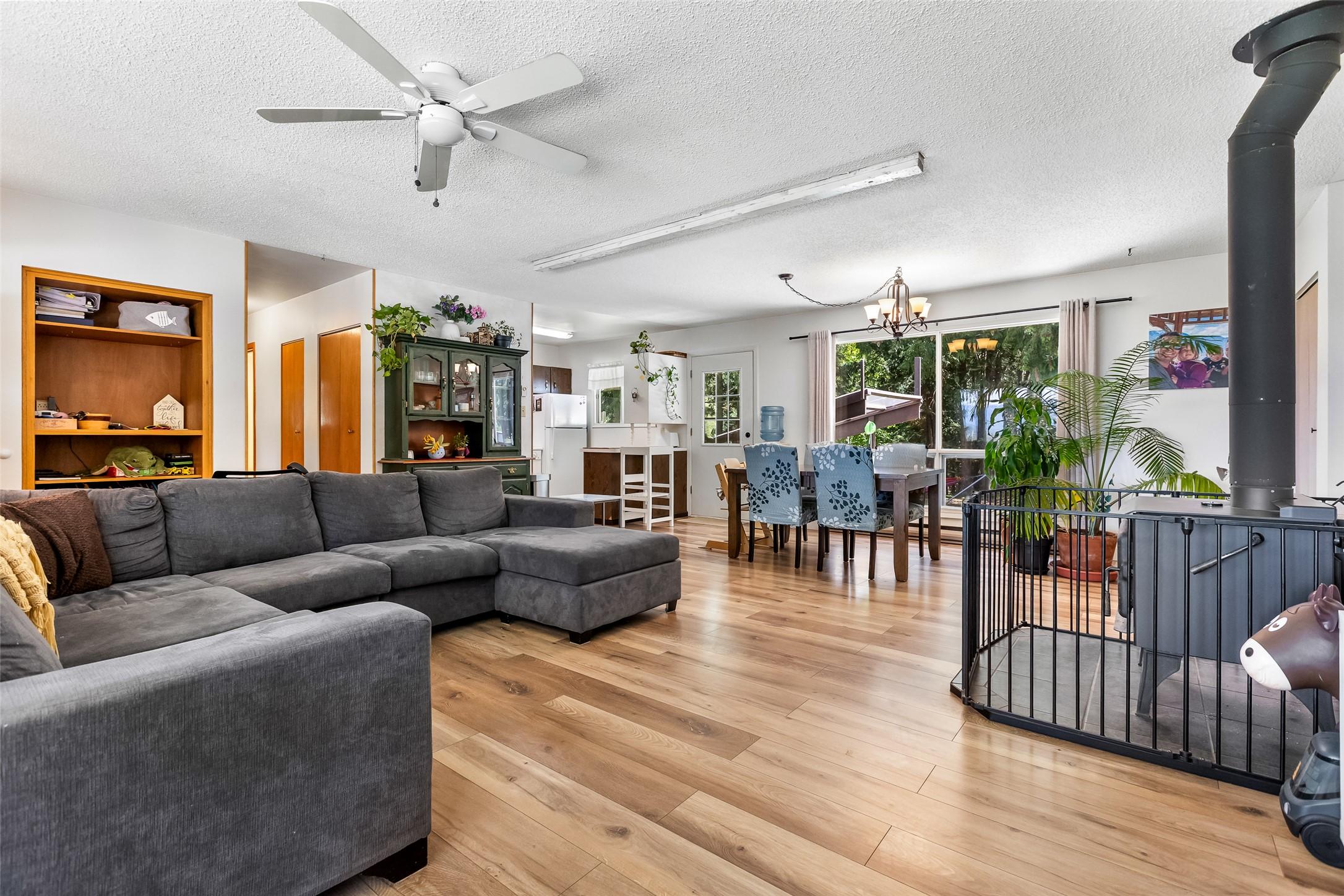 3988 Samuelson Road, Canyon, BC - Indoor Photo Showing Living Room