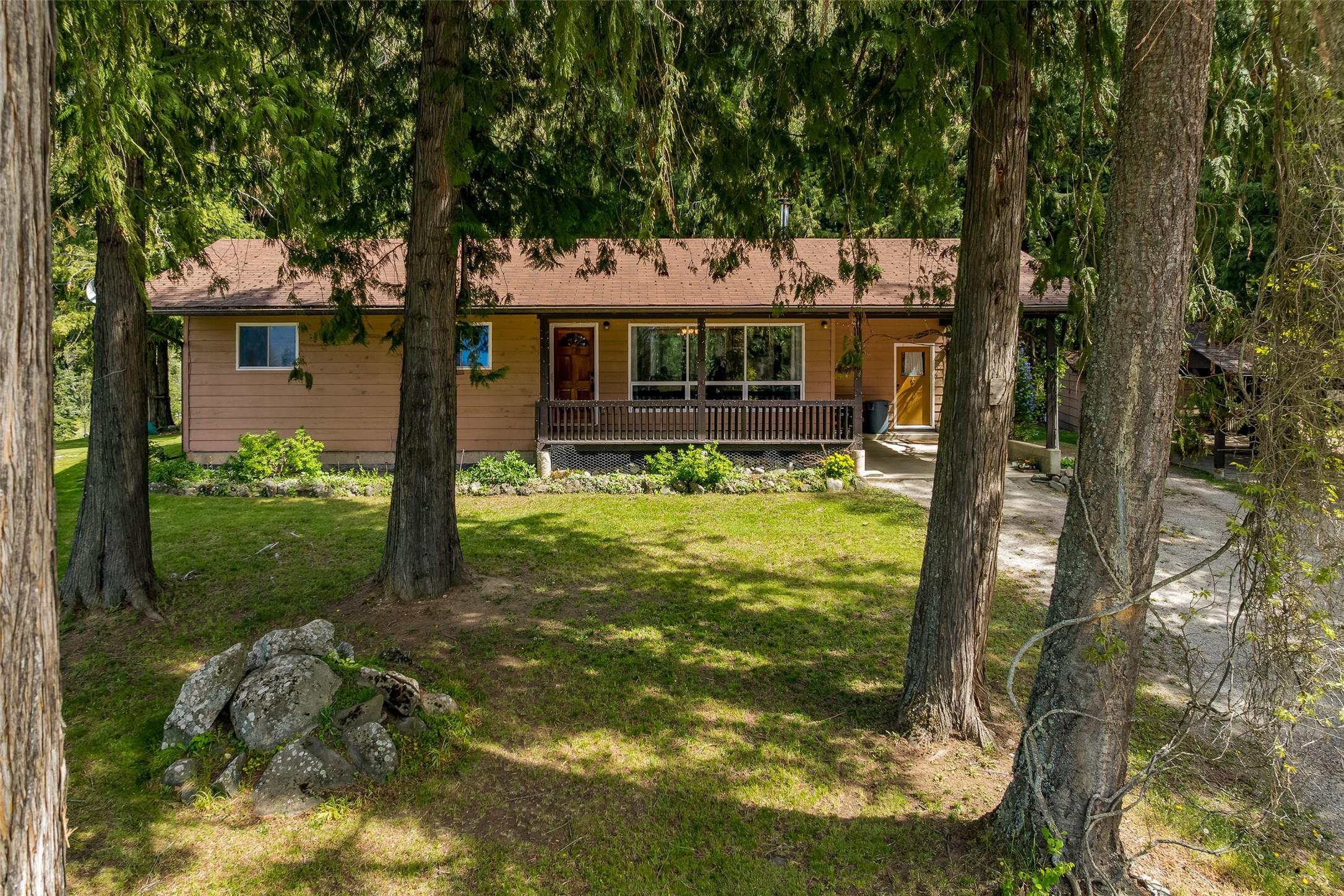 3988 Samuelson Road, Canyon, BC - Outdoor With Deck Patio Veranda