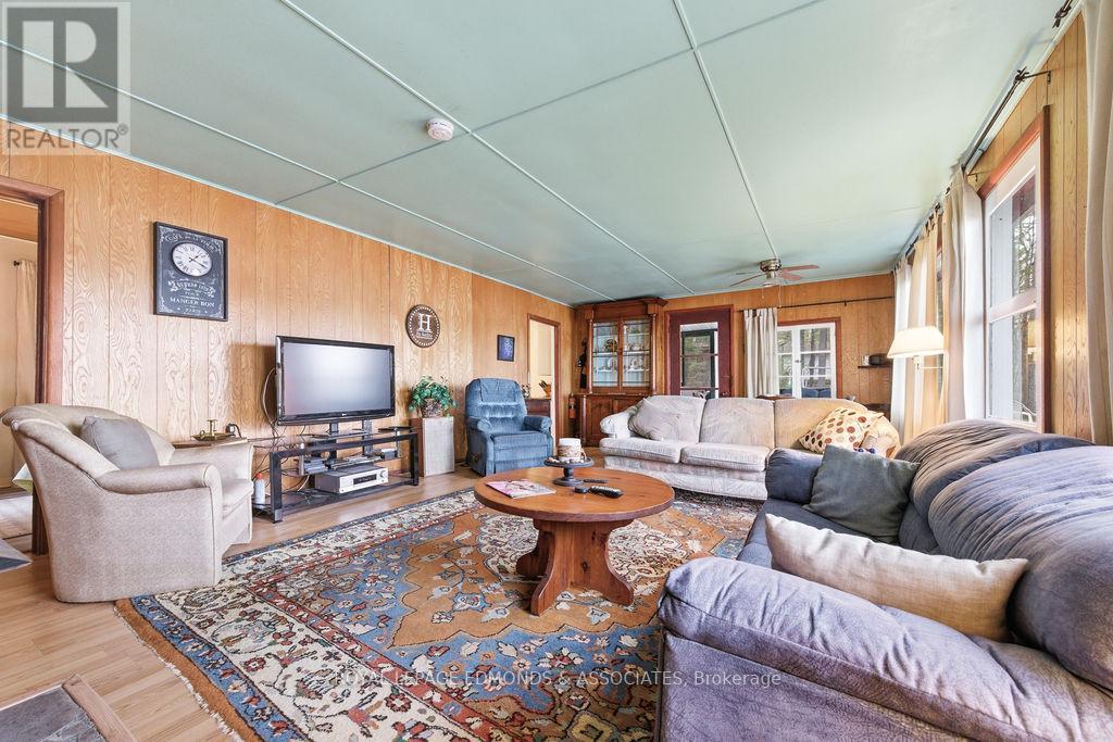 544 Rocky Point Lane, Deep River, ON - Indoor Photo Showing Living Room
