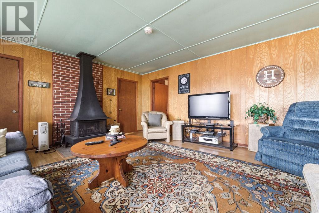 544 Rocky Point Lane, Deep River, ON - Indoor Photo Showing Living Room