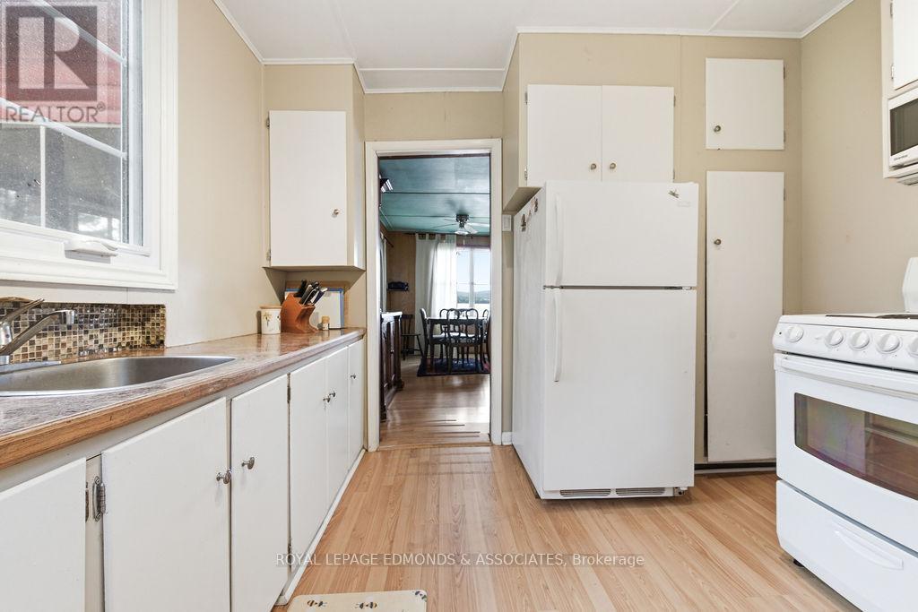 544 Rocky Point Lane, Deep River, ON - Indoor Photo Showing Kitchen