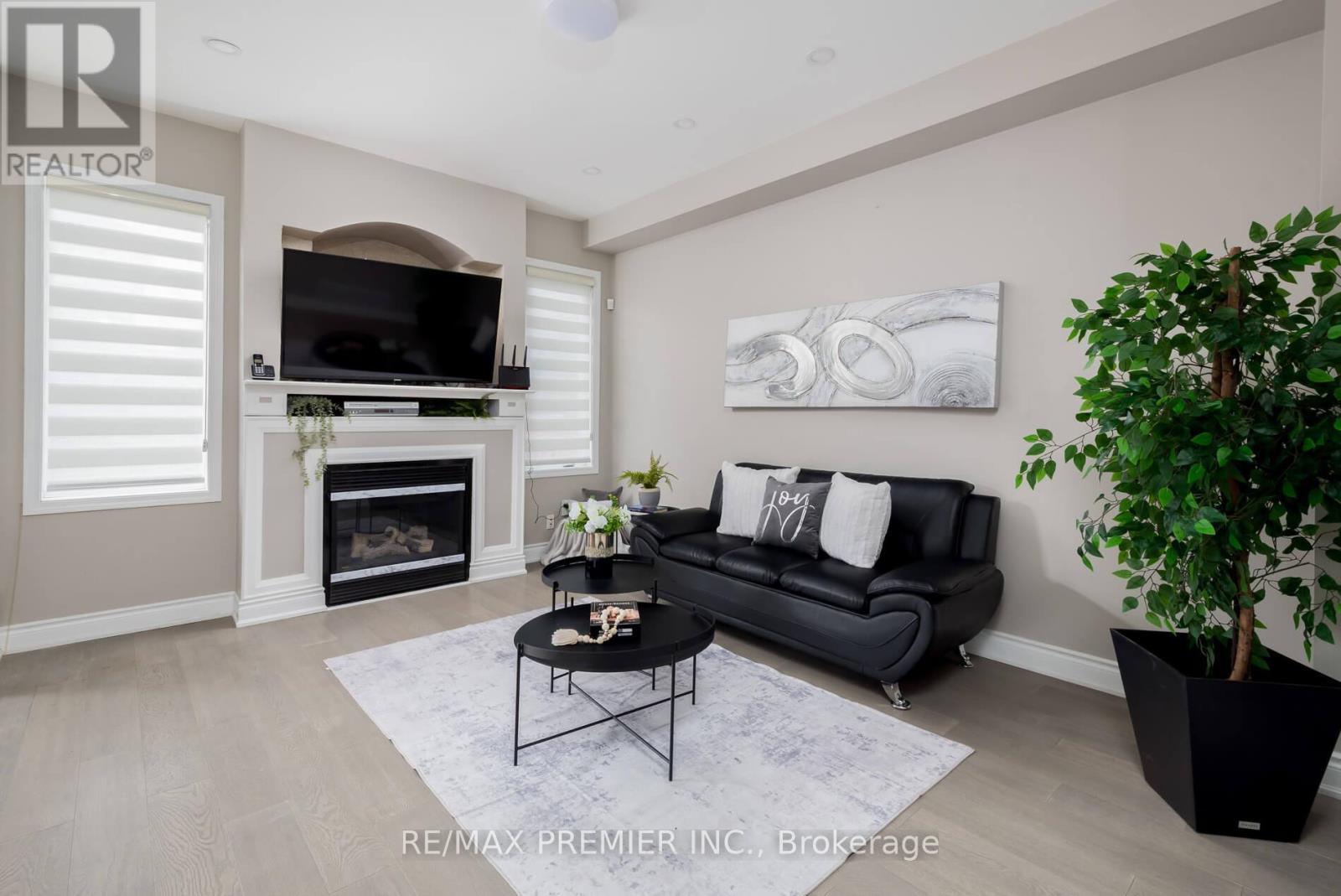 140 Dolce Crescent, Vaughan, ON - Indoor Photo Showing Living Room With Fireplace