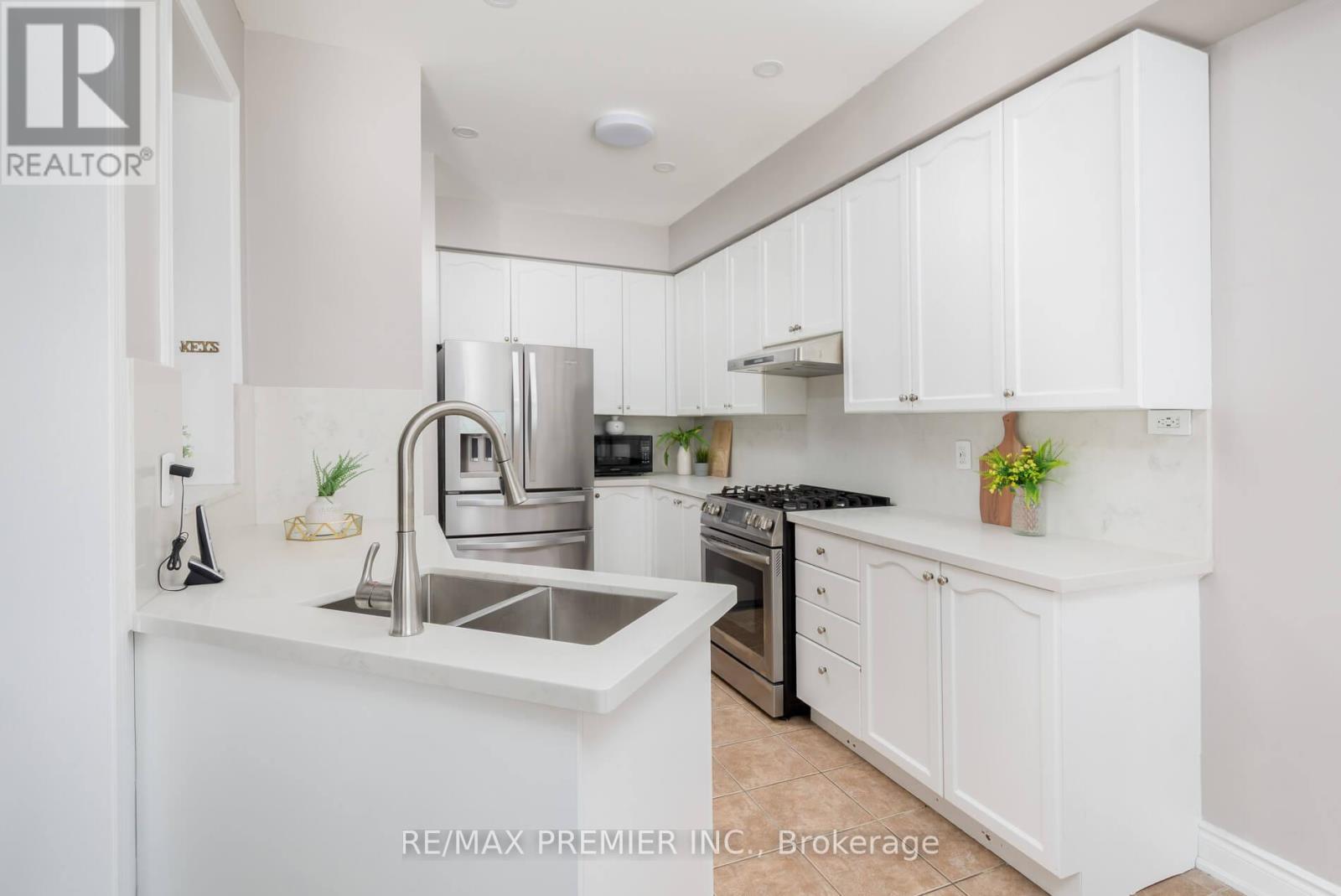140 Dolce Crescent, Vaughan, ON - Indoor Photo Showing Kitchen With Double Sink