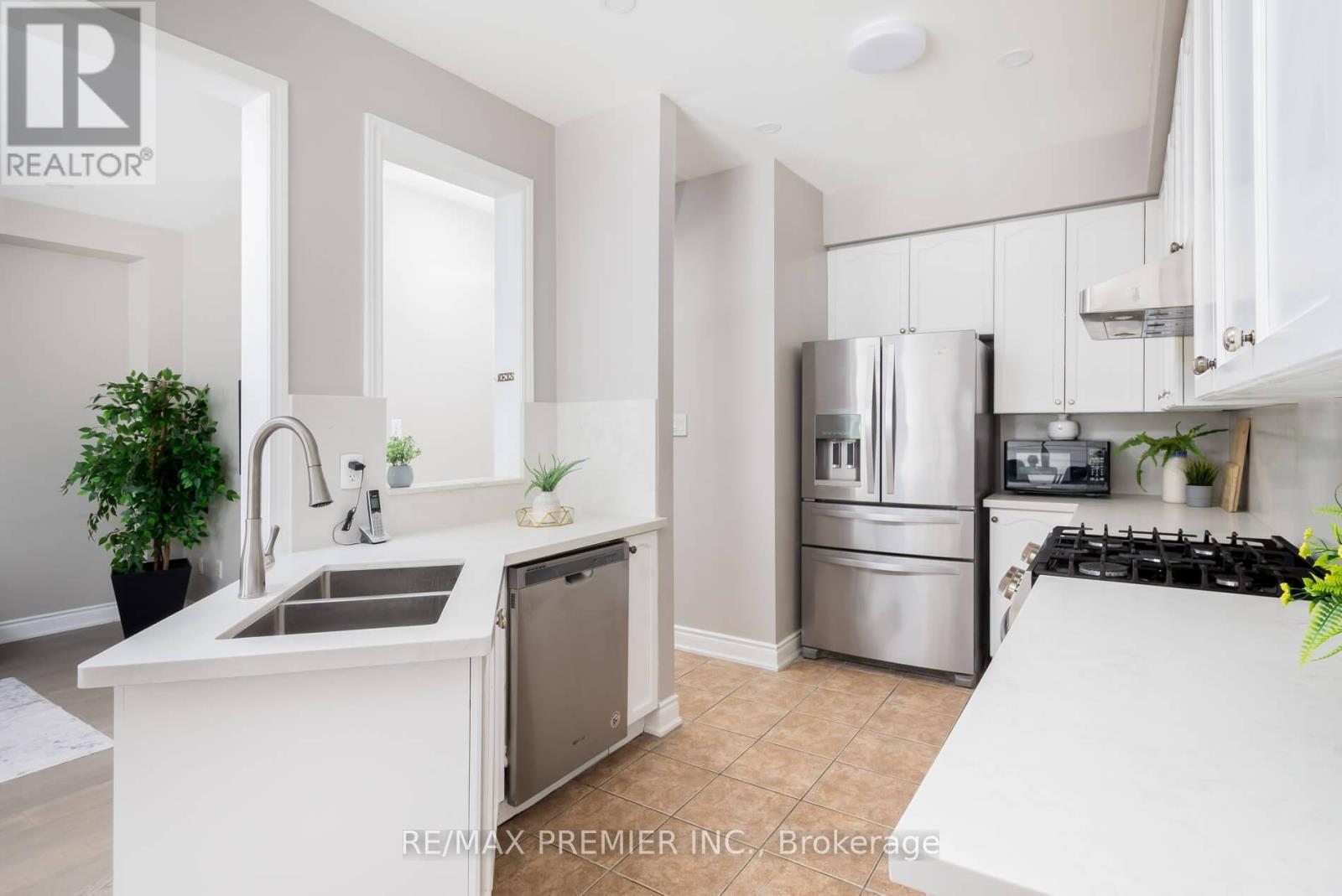 140 Dolce Crescent, Vaughan, ON - Indoor Photo Showing Kitchen With Double Sink