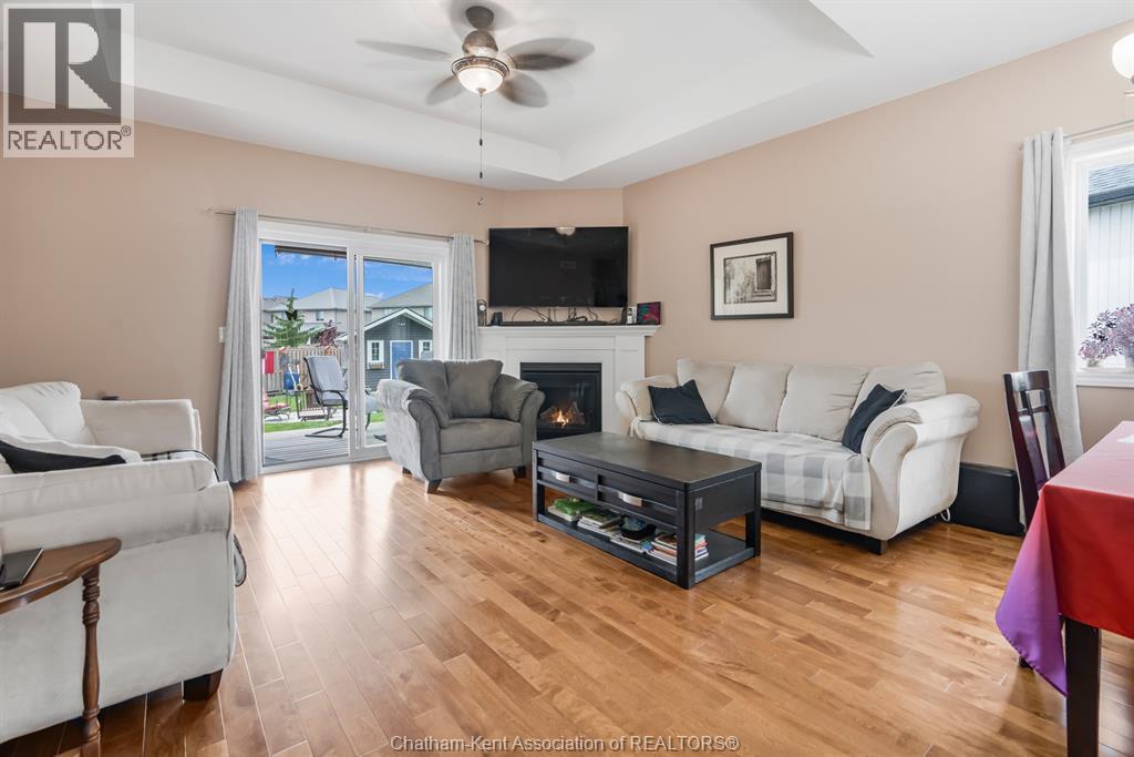 524 Eventide Place, Chatham, ON - Indoor Photo Showing Living Room With Fireplace