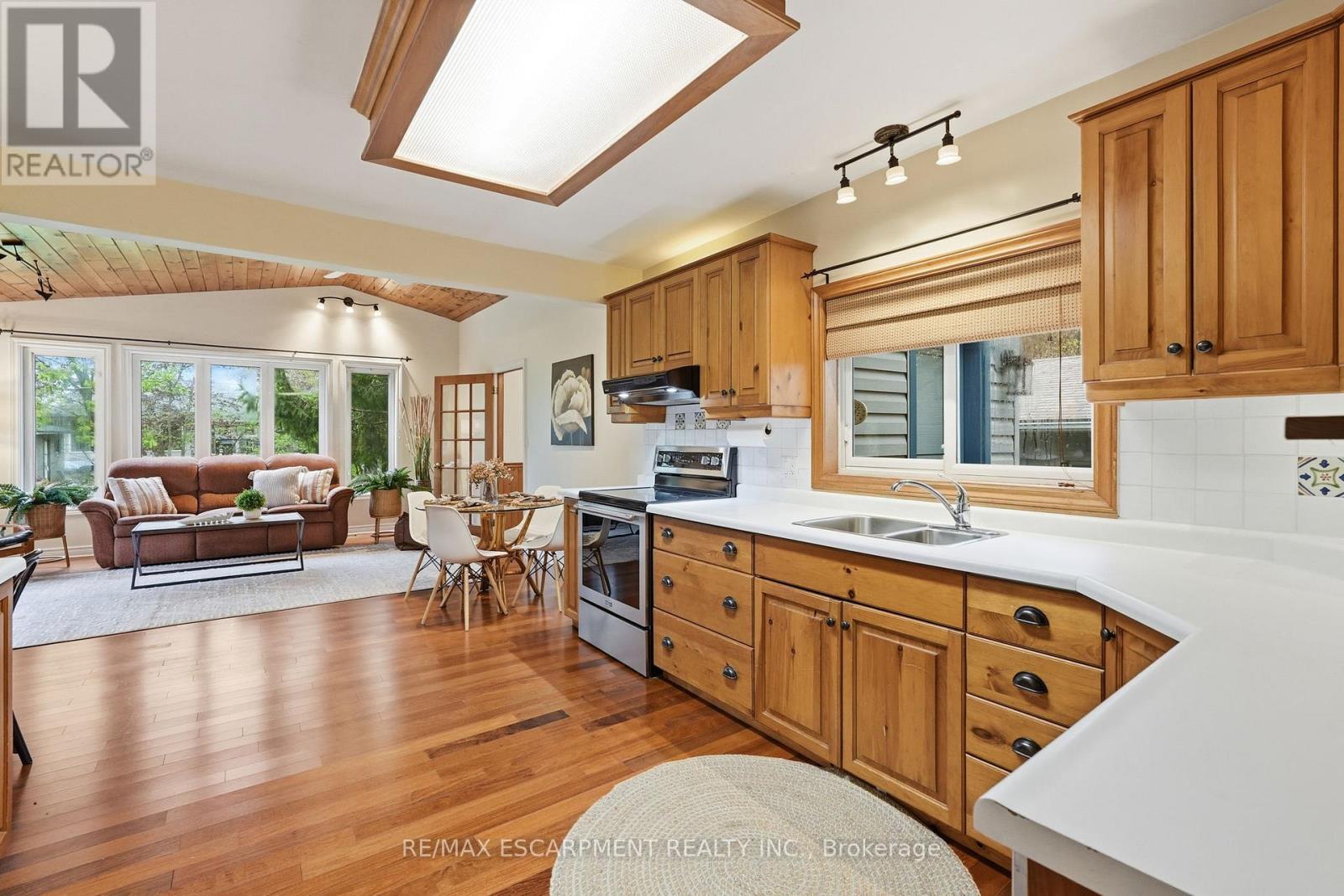 21 Brian Boulevard, Hamilton, ON - Indoor Photo Showing Kitchen With Double Sink