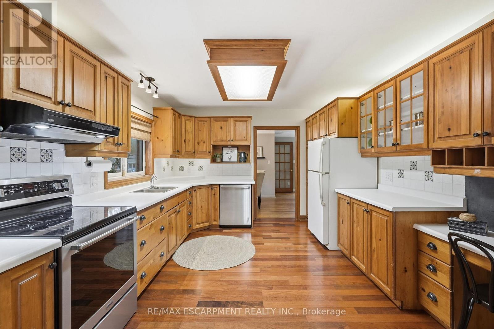 21 Brian Boulevard, Hamilton, ON - Indoor Photo Showing Kitchen With Double Sink