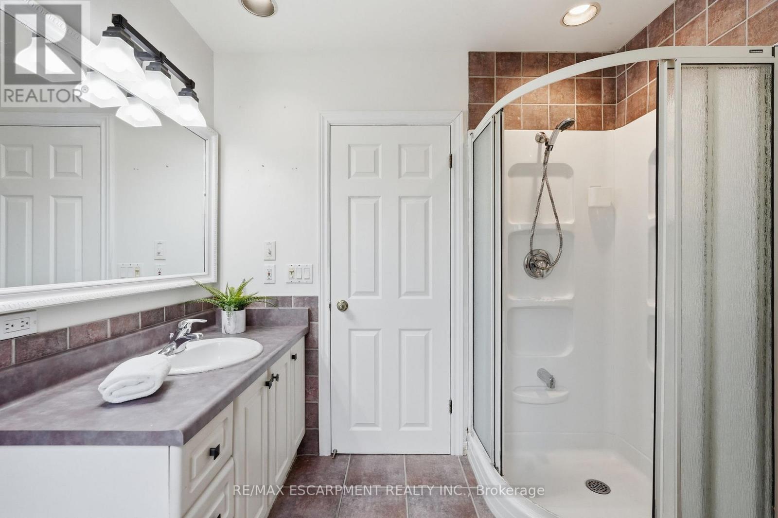 21 Brian Boulevard, Hamilton, ON - Indoor Photo Showing Bathroom