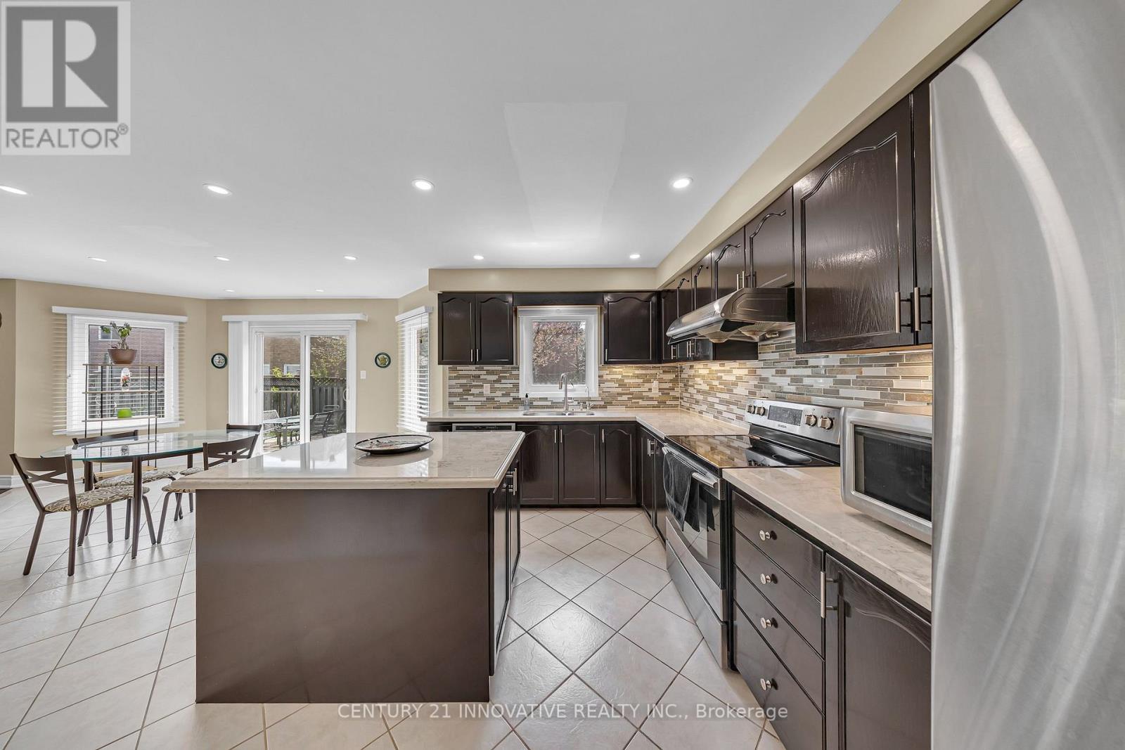 42 Kevi Crescent, Richmond Hill, ON - Indoor Photo Showing Kitchen With Upgraded Kitchen