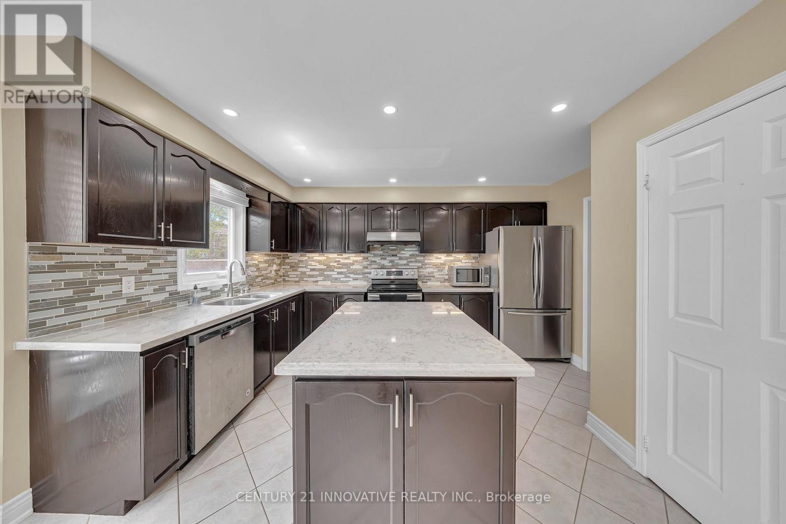 42 Kevi Crescent, Richmond Hill, ON - Indoor Photo Showing Kitchen With Upgraded Kitchen