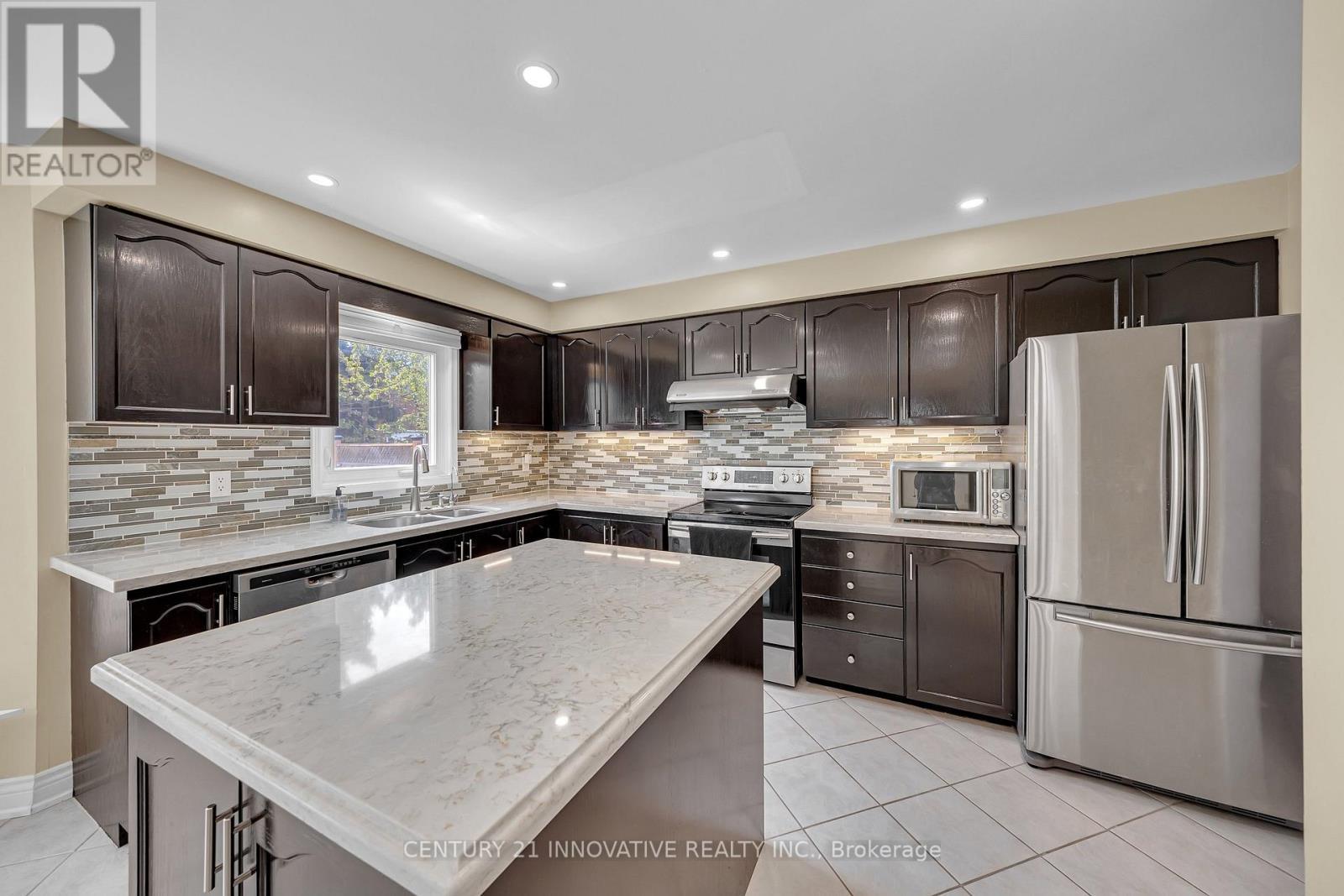 42 Kevi Crescent, Richmond Hill, ON - Indoor Photo Showing Kitchen With Upgraded Kitchen