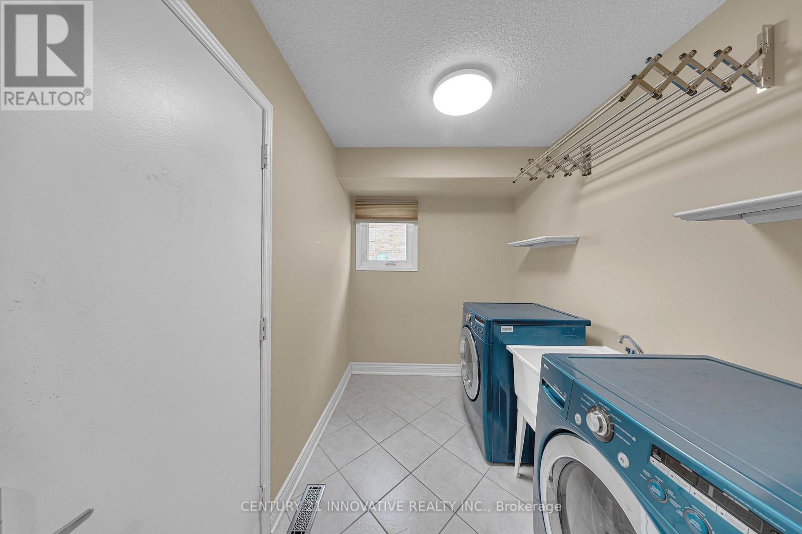 42 Kevi Crescent, Richmond Hill, ON - Indoor Photo Showing Laundry Room