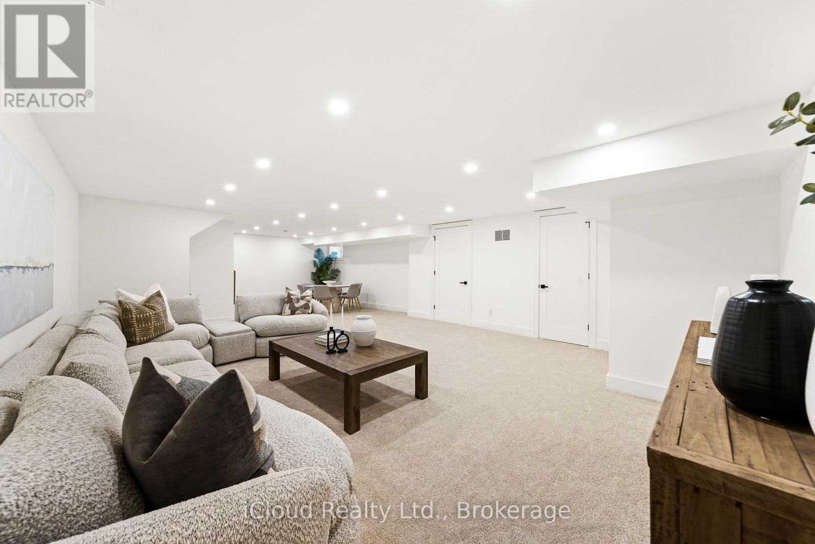 1140 Ogden Avenue, Mississauga, ON - Indoor Photo Showing Living Room