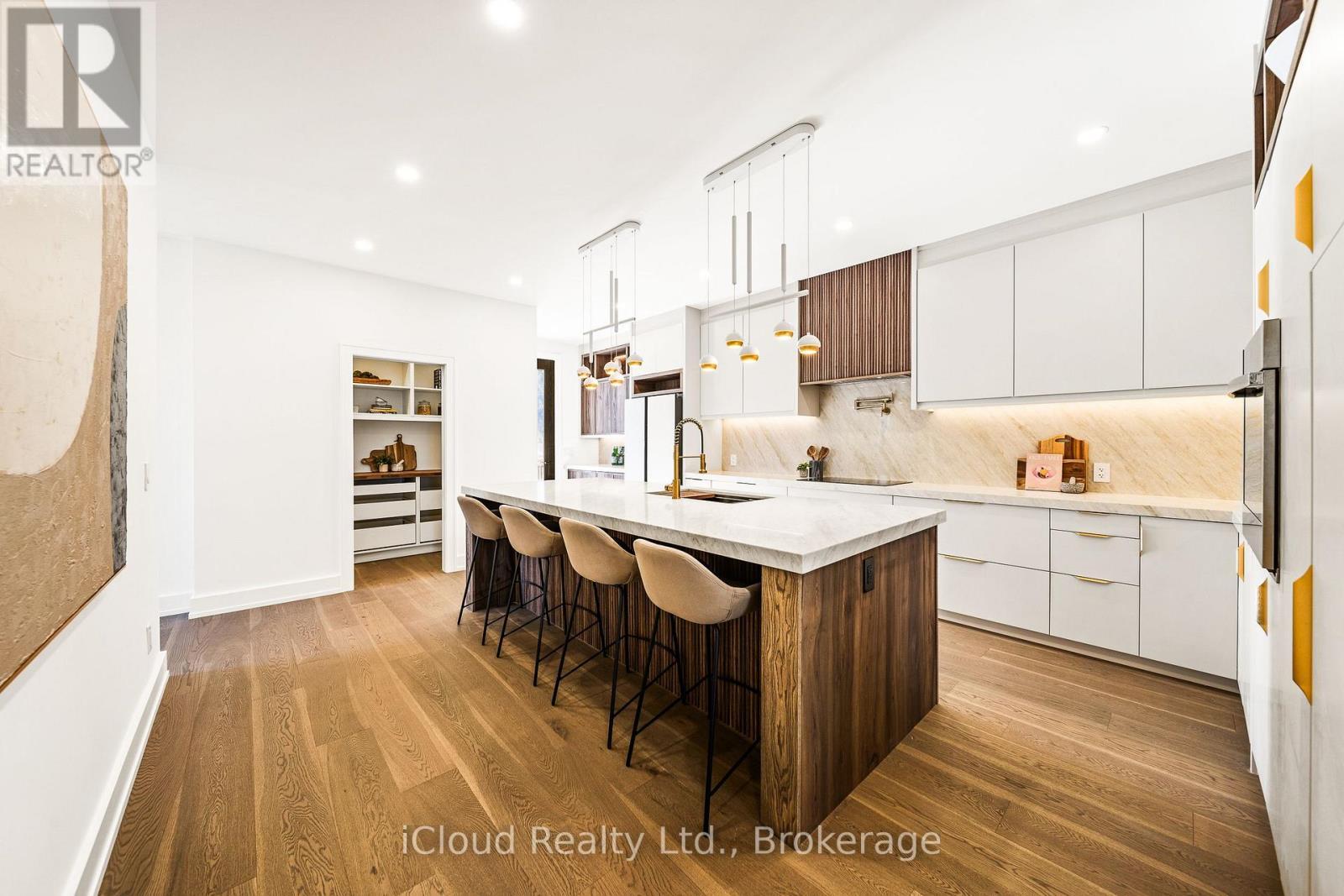 1140 Ogden Avenue, Mississauga, ON - Indoor Photo Showing Kitchen With Upgraded Kitchen