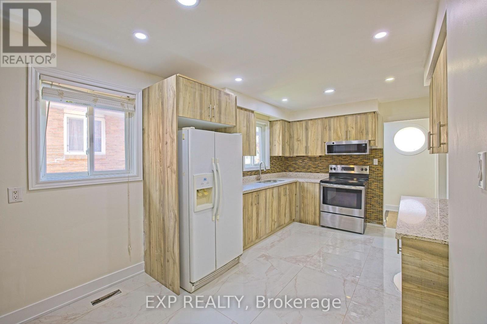 Upper - 4 Fallway Road, Brampton, ON - Indoor Photo Showing Kitchen