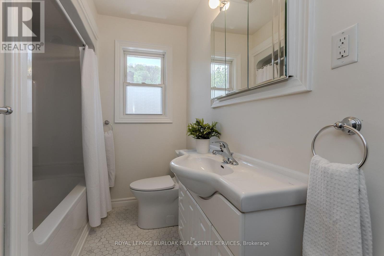 2 Glenbarr Road, St. Catharines, ON - Indoor Photo Showing Bathroom
