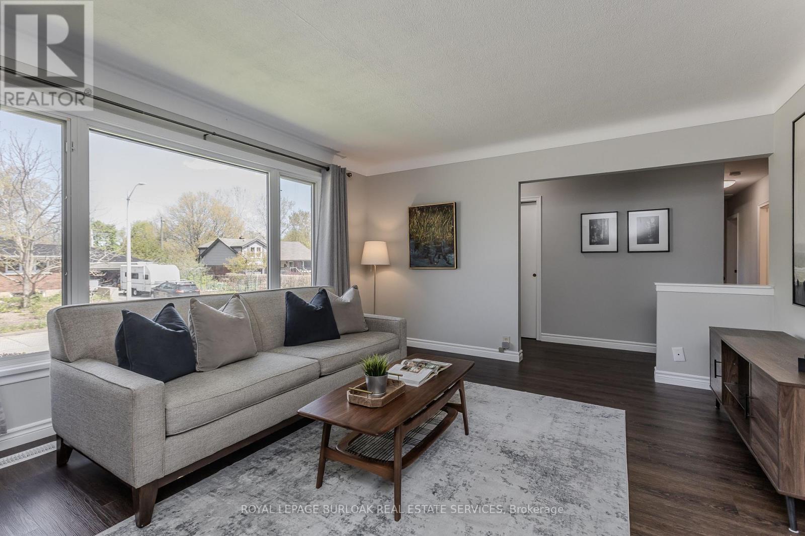 2 Glenbarr Road, St. Catharines, ON - Indoor Photo Showing Living Room