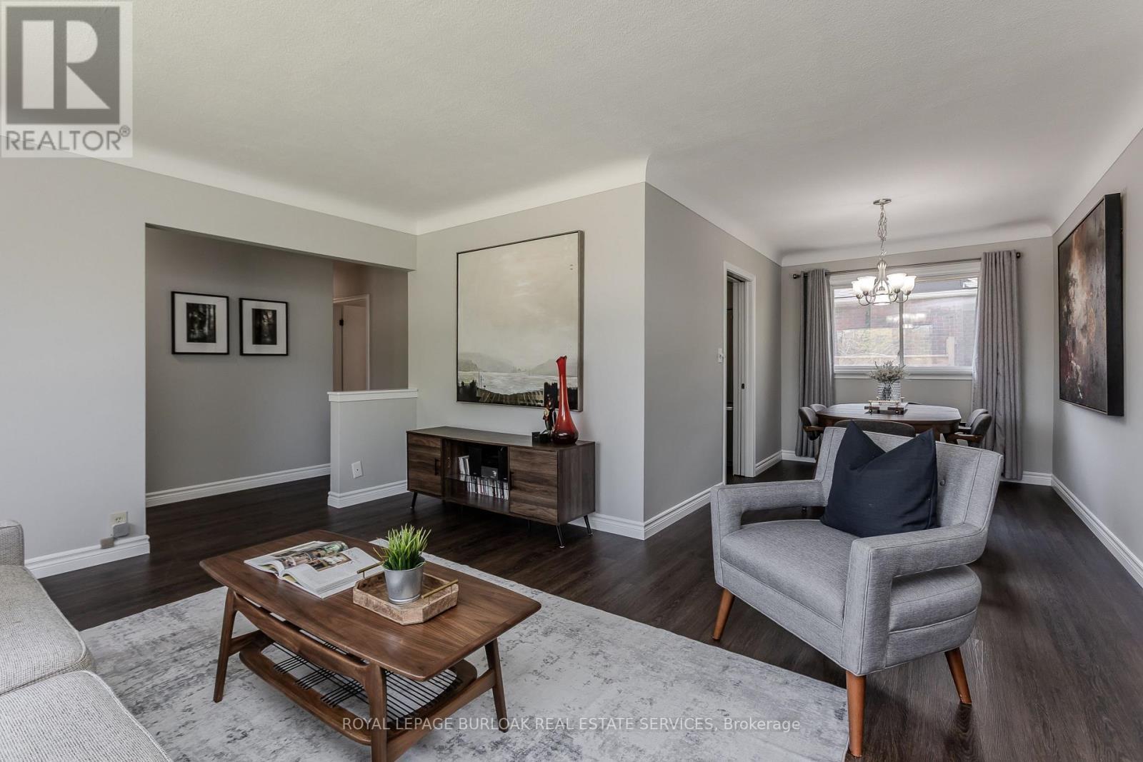 2 Glenbarr Road, St. Catharines, ON - Indoor Photo Showing Living Room