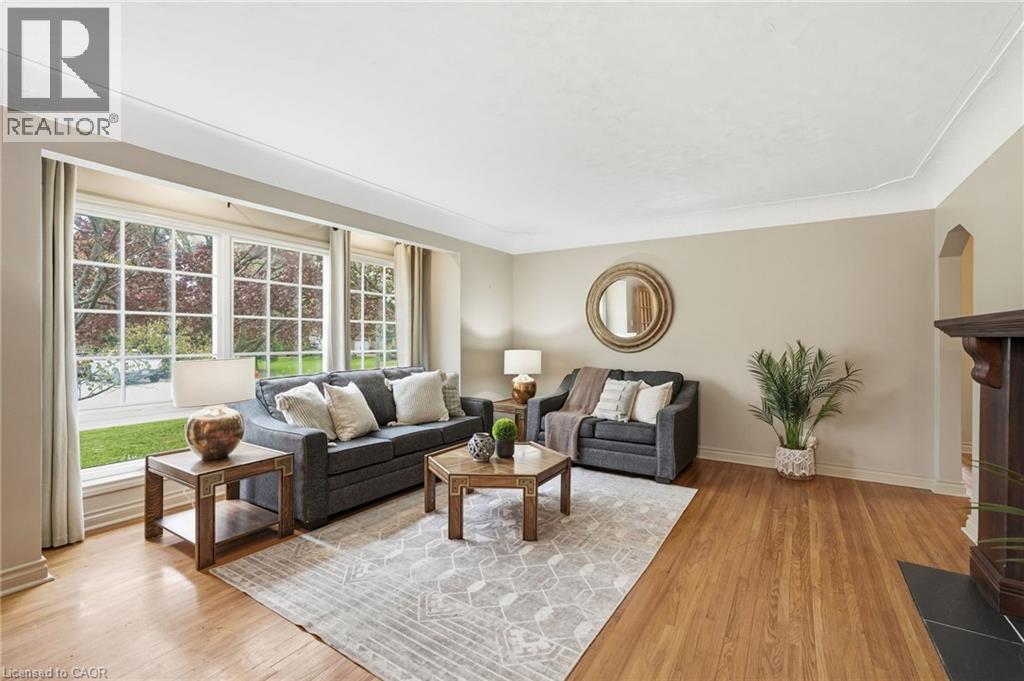21 Brian Boulevard, Waterdown, ON - Indoor Photo Showing Living Room