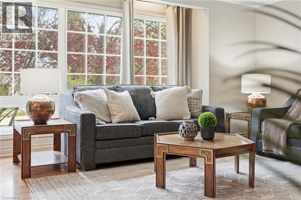 21 Brian Boulevard, Waterdown, ON - Indoor Photo Showing Living Room