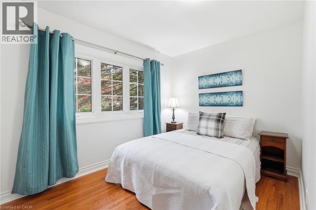 21 Brian Boulevard, Waterdown, ON - Indoor Photo Showing Bedroom