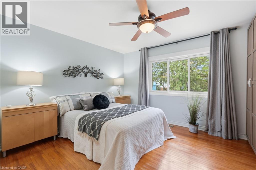 21 Brian Boulevard, Waterdown, ON - Indoor Photo Showing Bedroom