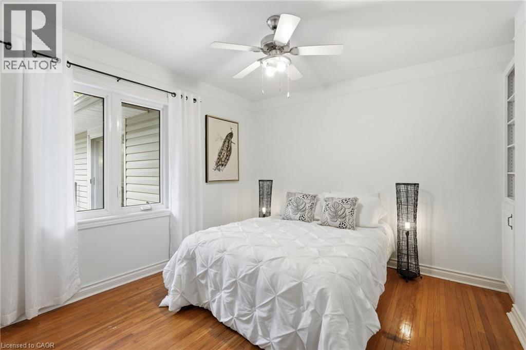 21 Brian Boulevard, Waterdown, ON - Indoor Photo Showing Bedroom