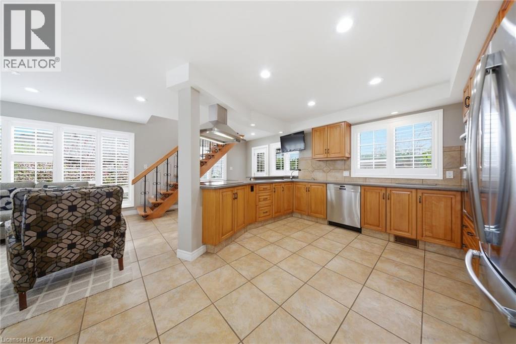 383 North Shore Boulevard W, Burlington, ON - Indoor Photo Showing Kitchen