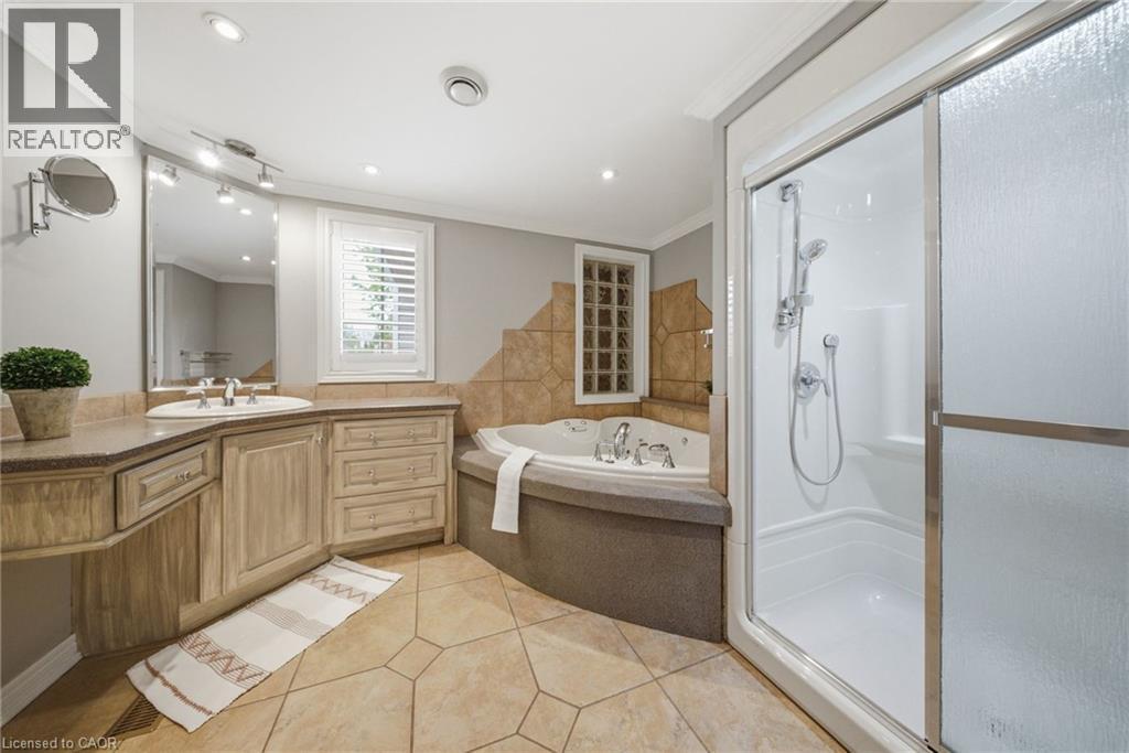 383 North Shore Boulevard W, Burlington, ON - Indoor Photo Showing Bathroom