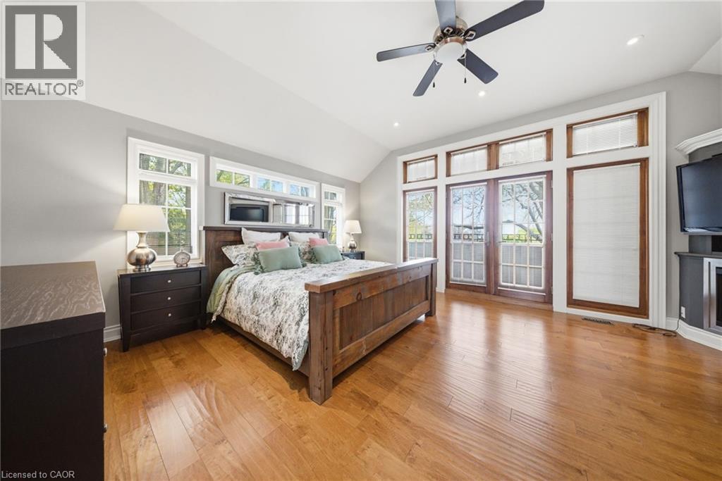 383 North Shore Boulevard W, Burlington, ON - Indoor Photo Showing Bedroom