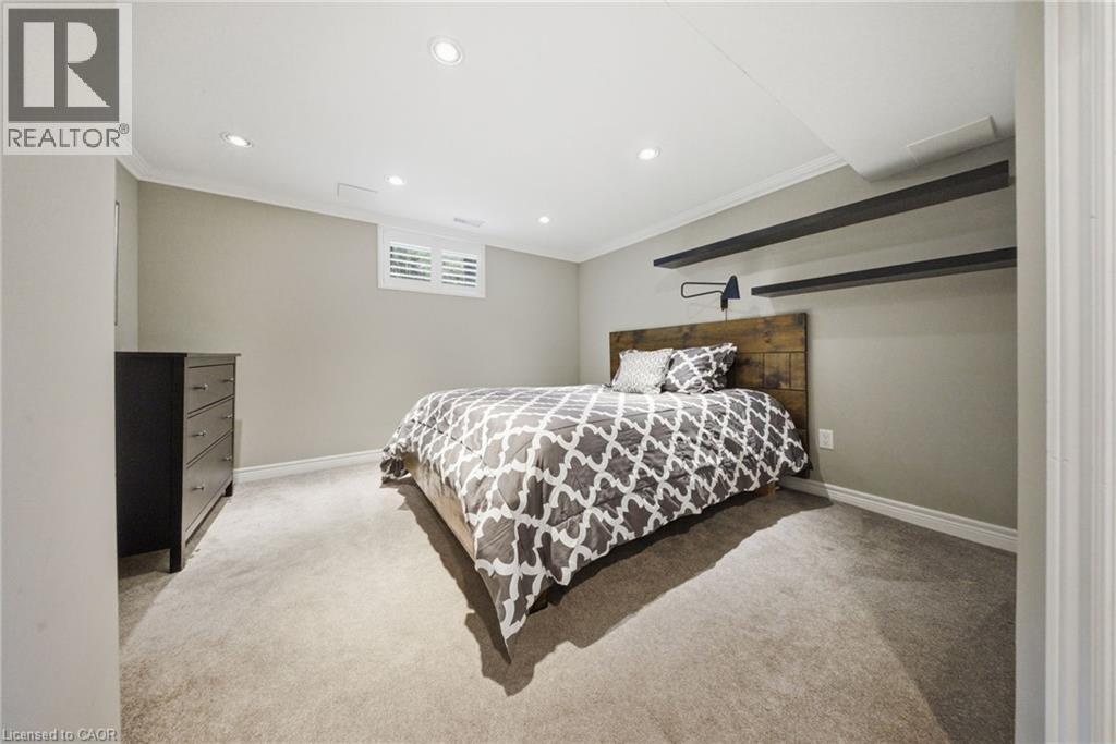 383 North Shore Boulevard W, Burlington, ON - Indoor Photo Showing Bedroom